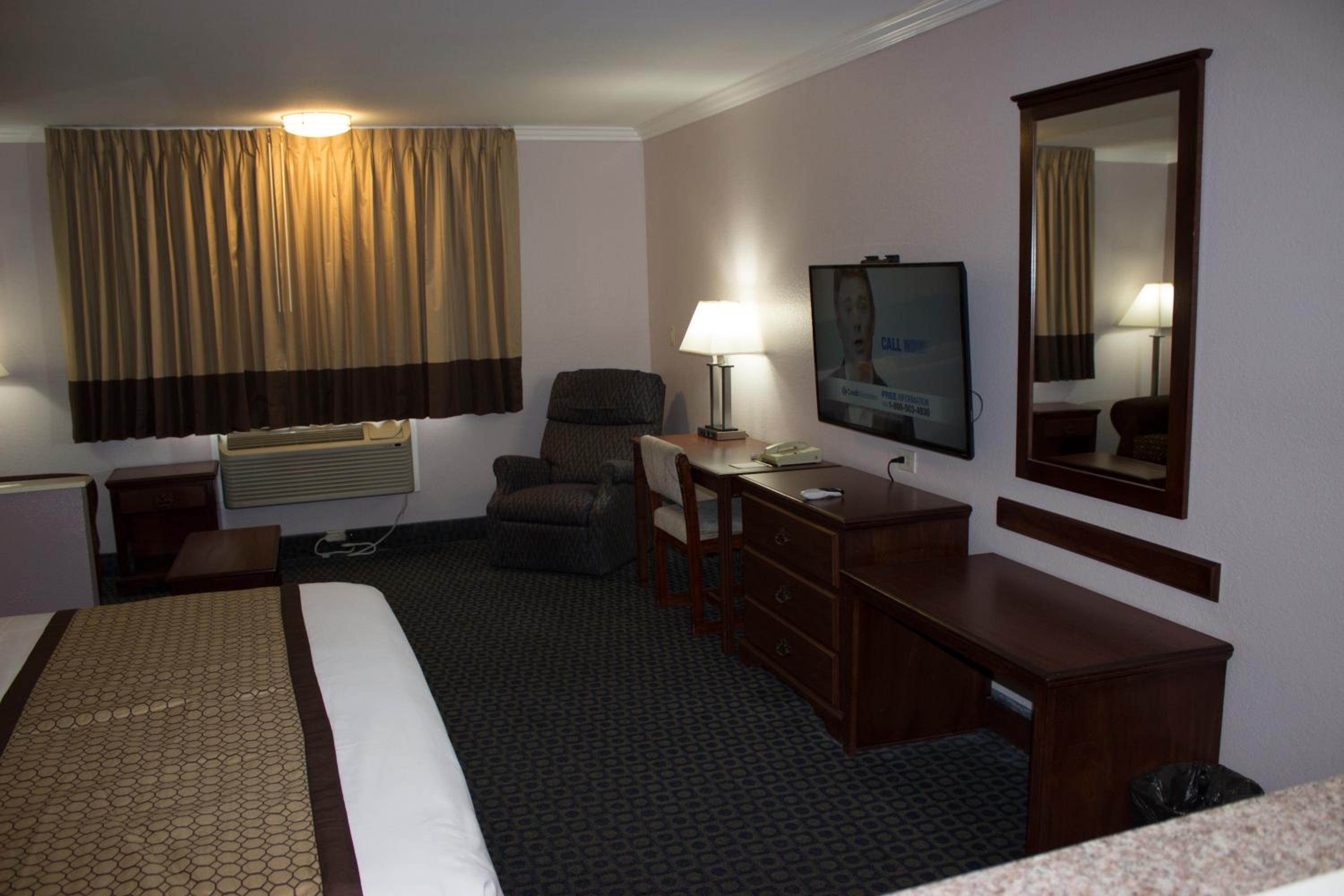 King Room - Non-Smoking - Photo 4