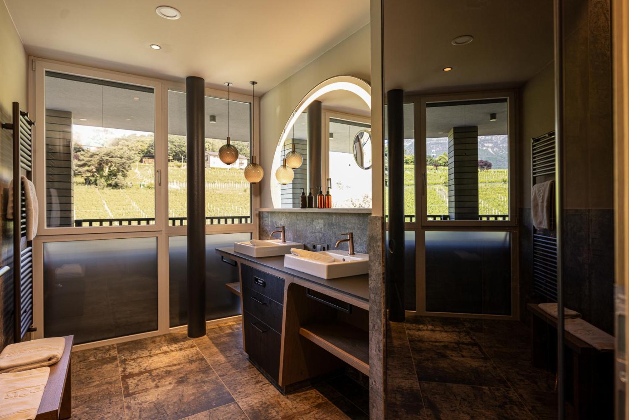 Queen Suite with Spa Bath