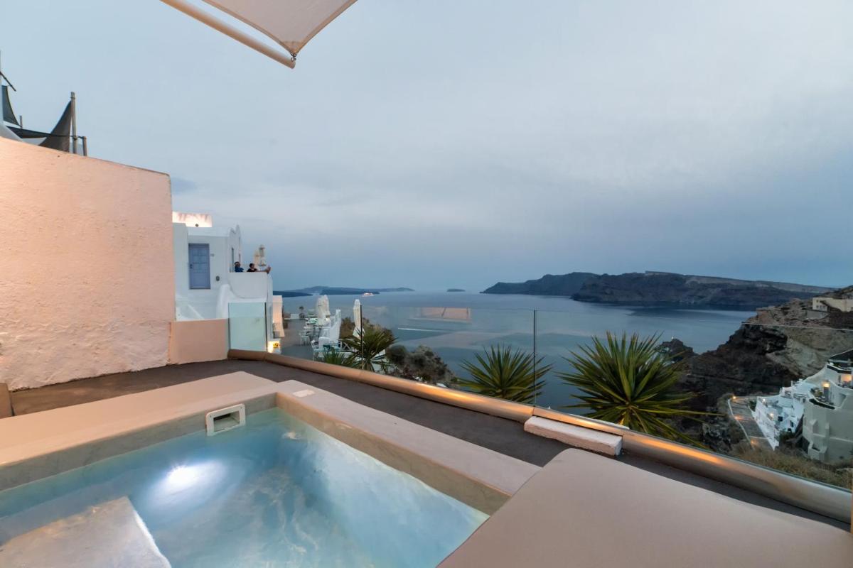 Superior Suite with Outdoor Hot tub and Caldera View photo 2