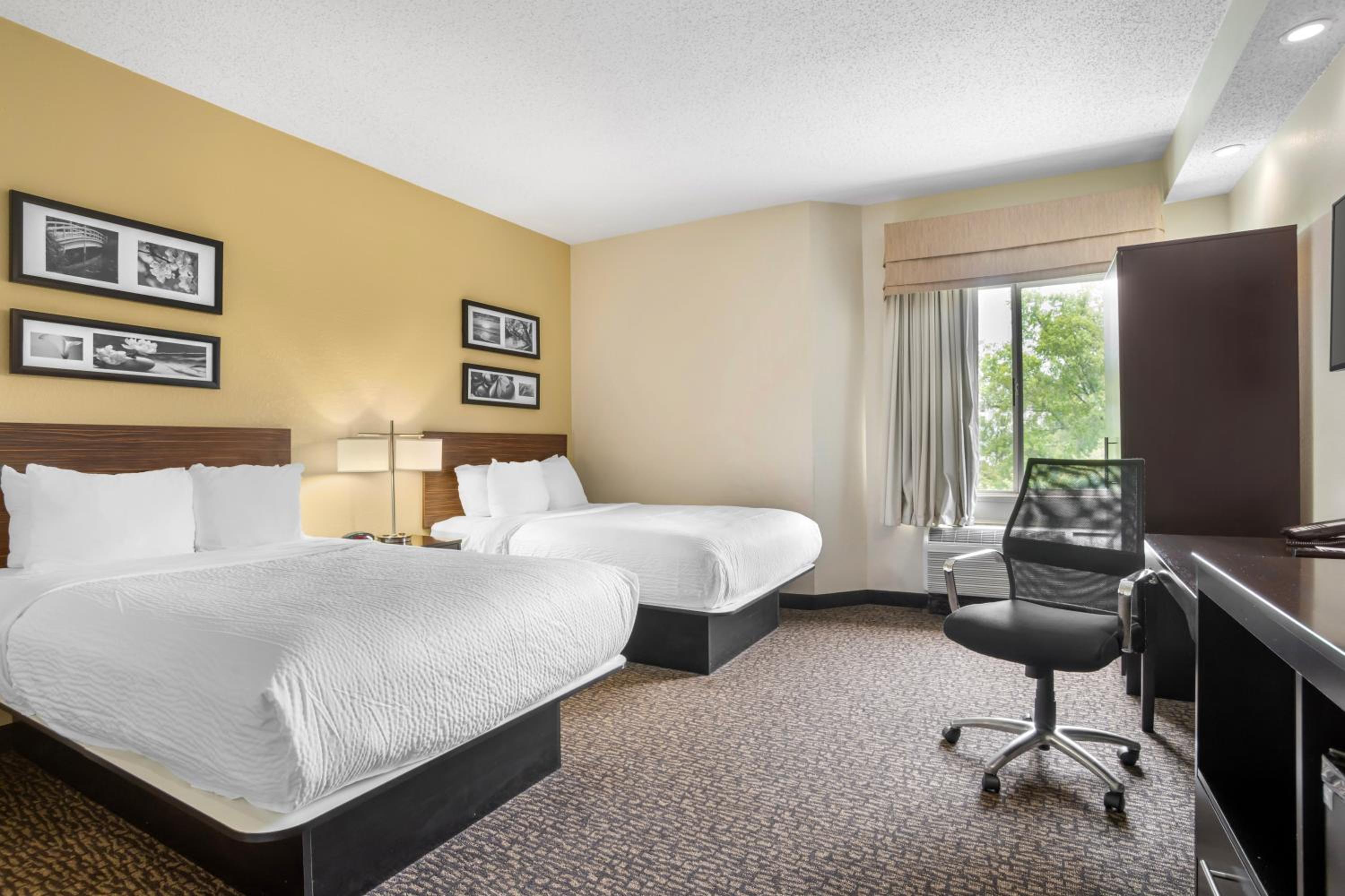 King Suite with King Bed Two Double Beds and Sofa - Non Smoking - Photo 4