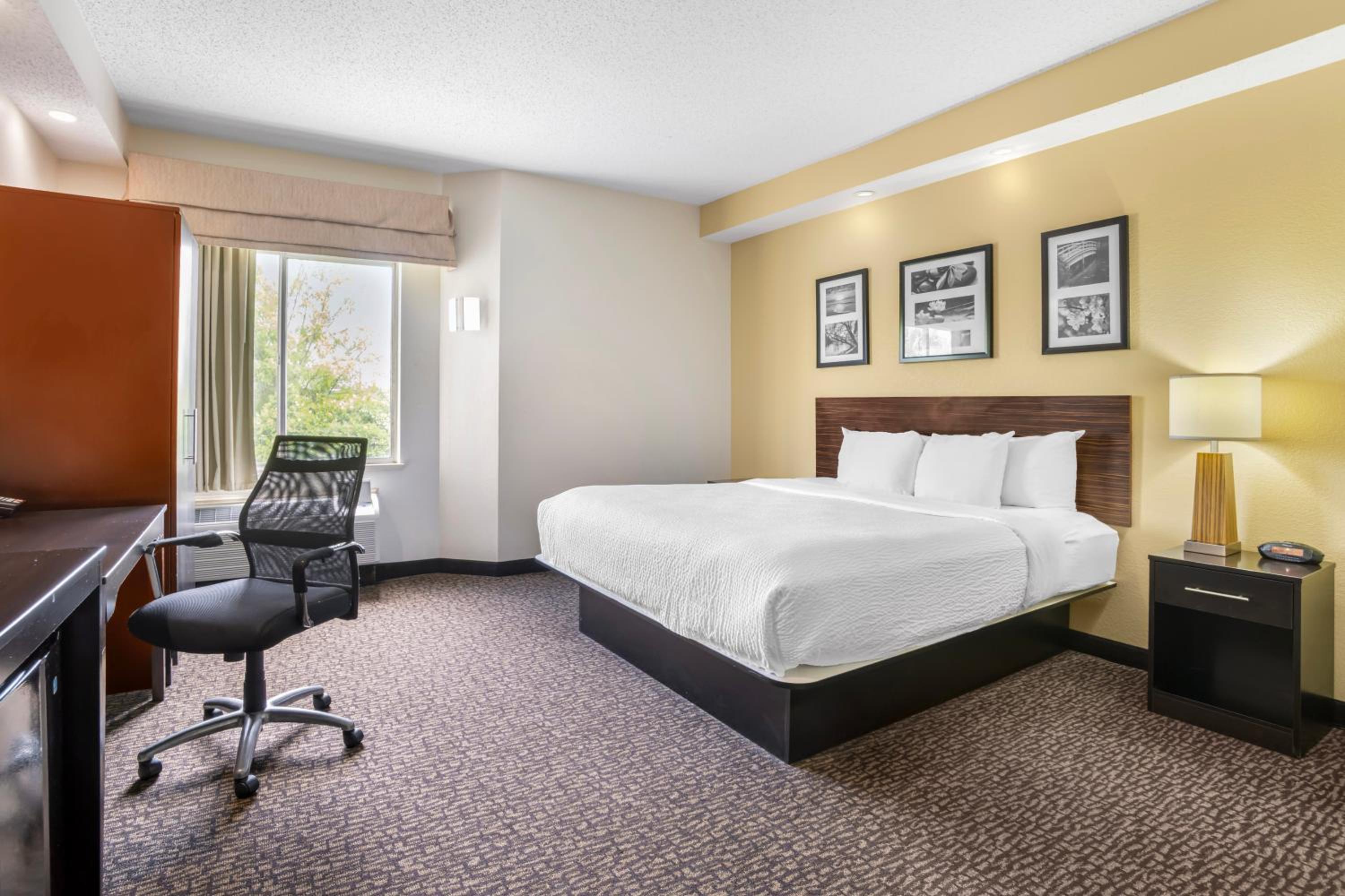 King Room with Accessible Tub - Accessible/Non-Smoking - Photo 2