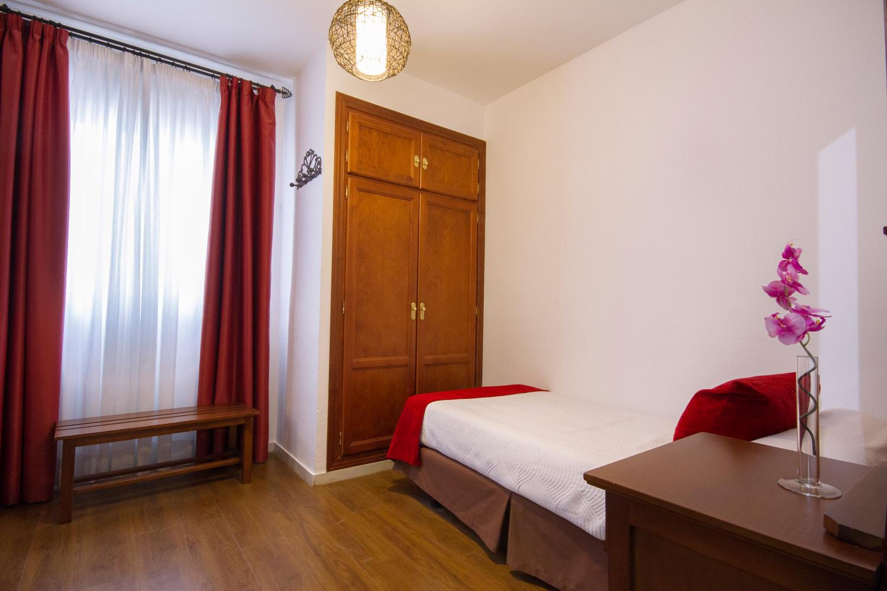 Habitación triple (2 adultos + 1 niño) Habitación triple (2 adultos + 1 niño)