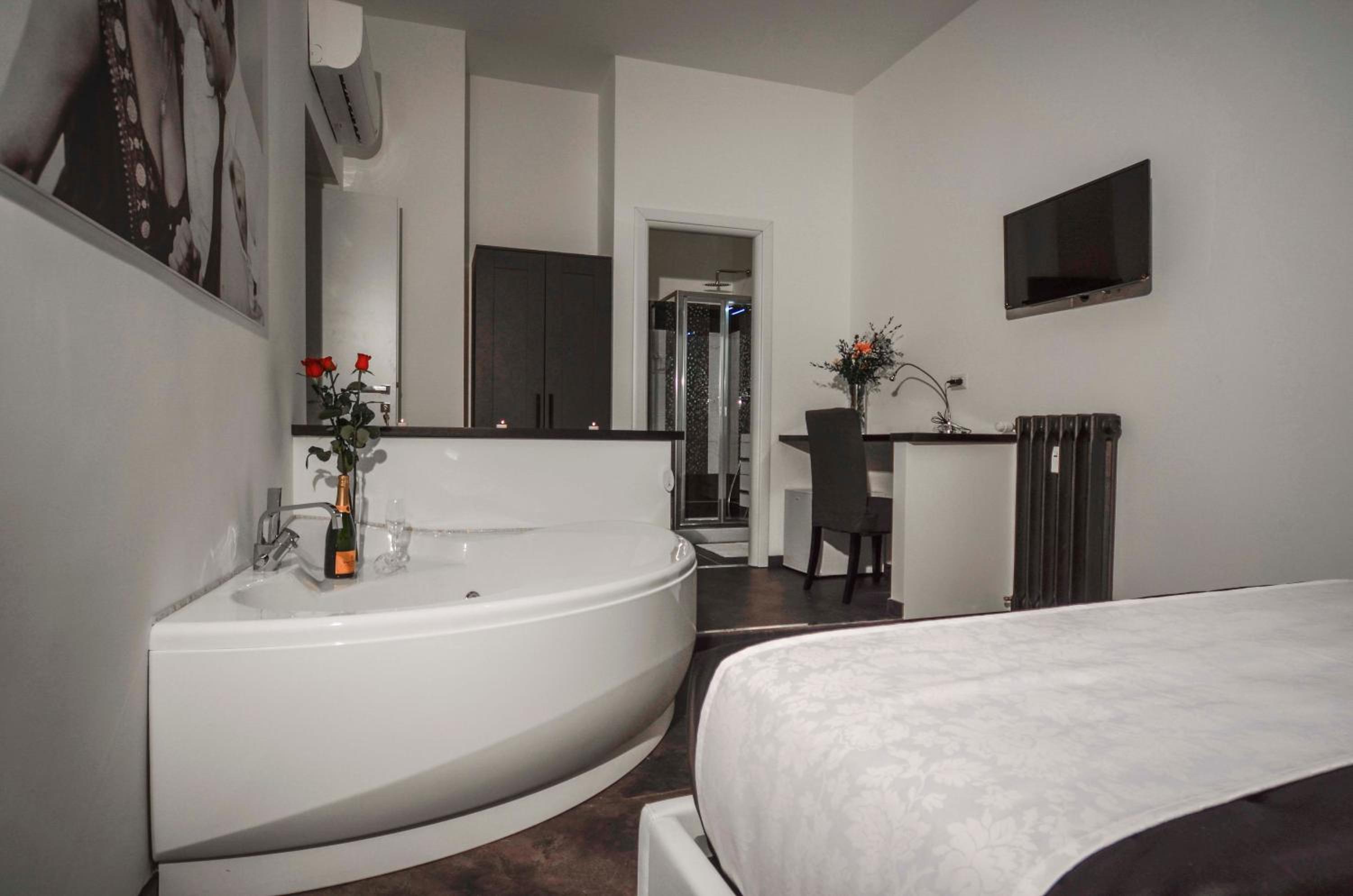 Double Room with Spa Bath photo 2