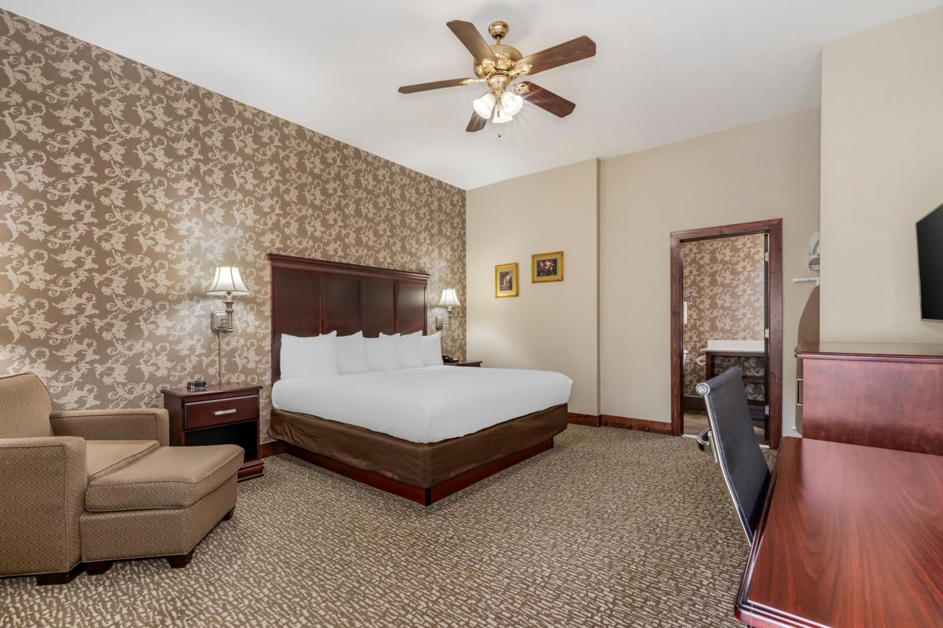 King Suite with Whirlpool - Non-smoking photo 2
