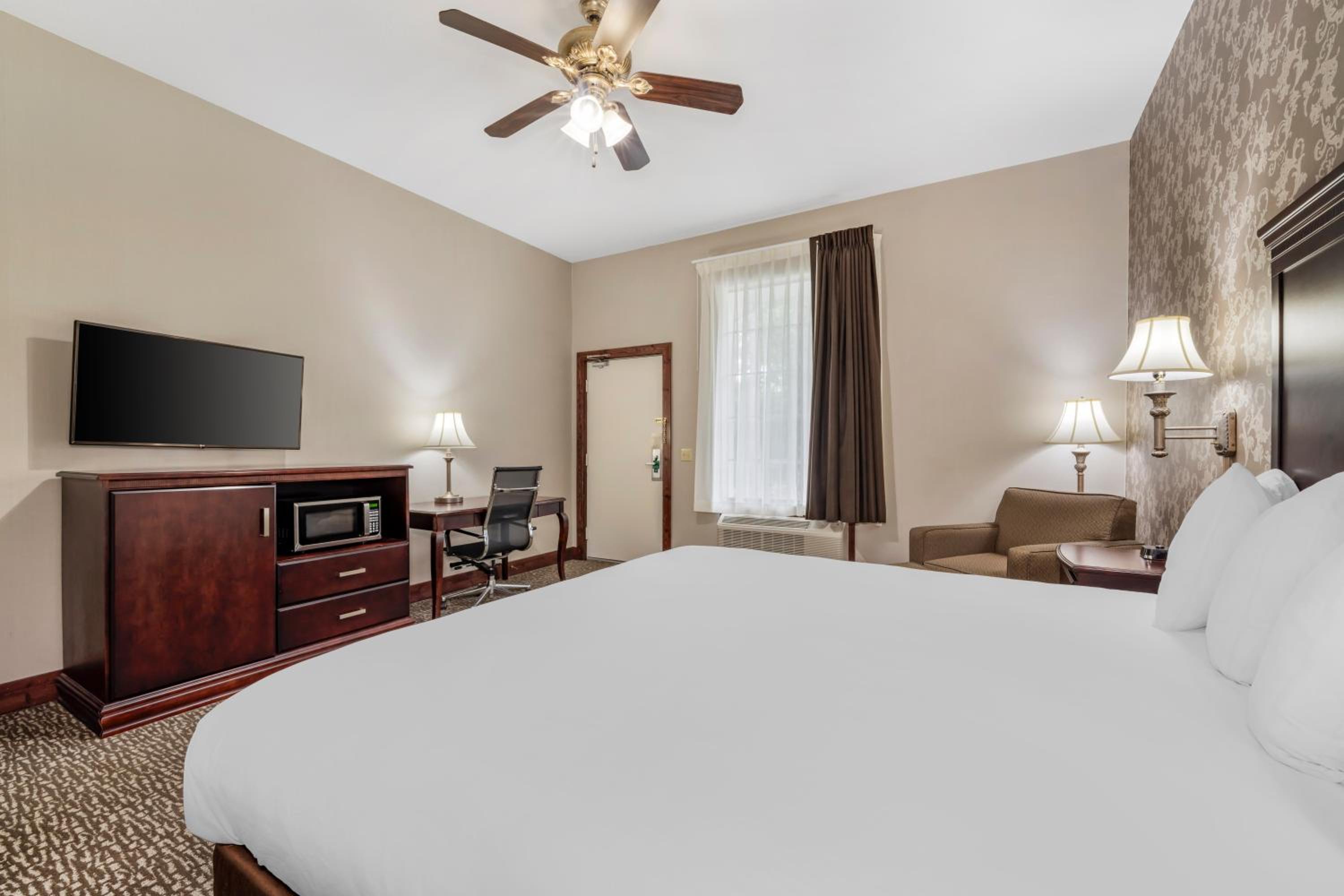 King Suite with Whirlpool - Non-smoking photo 1