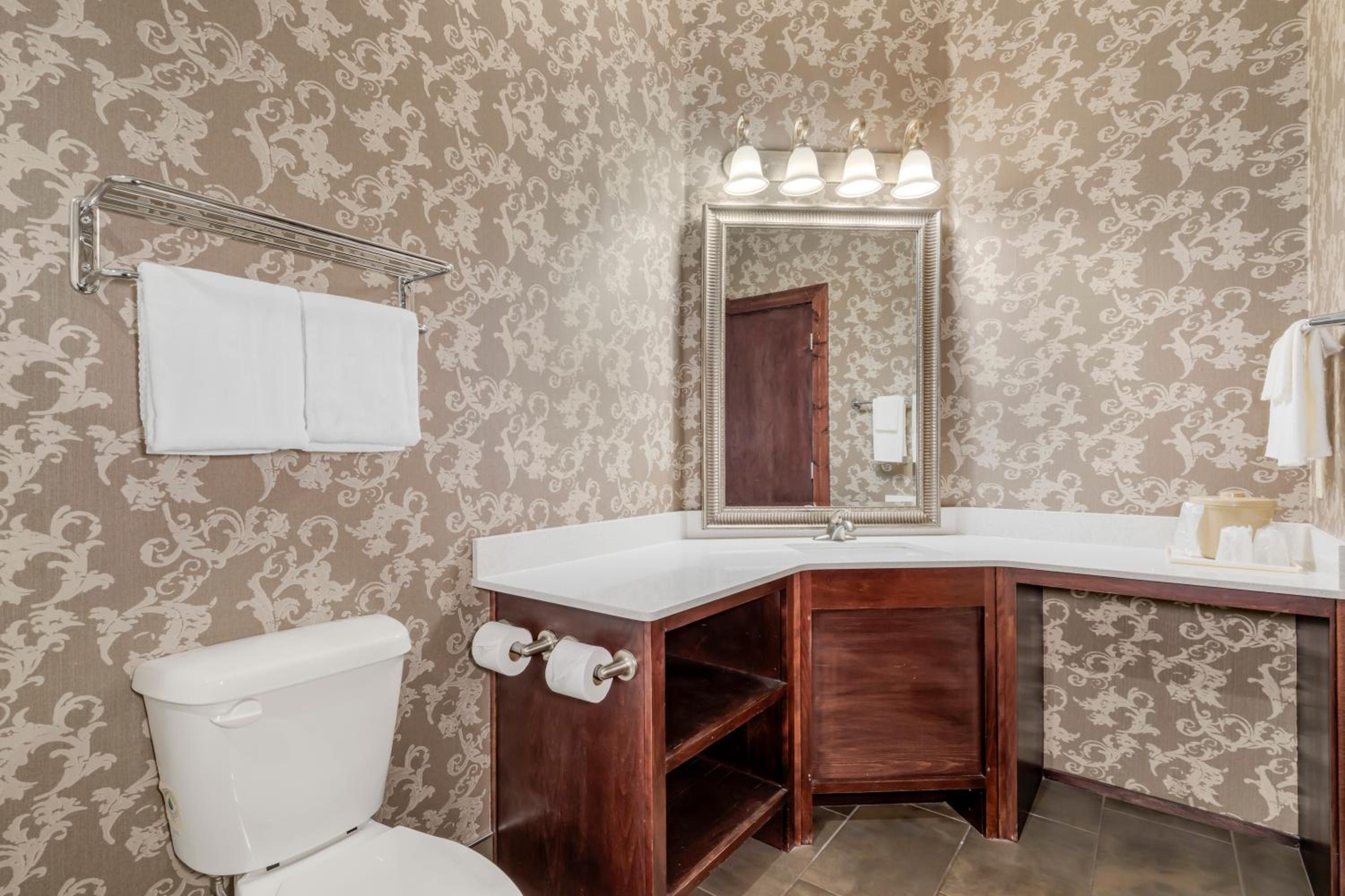 King Suite with Whirlpool - Non-smoking photo 3