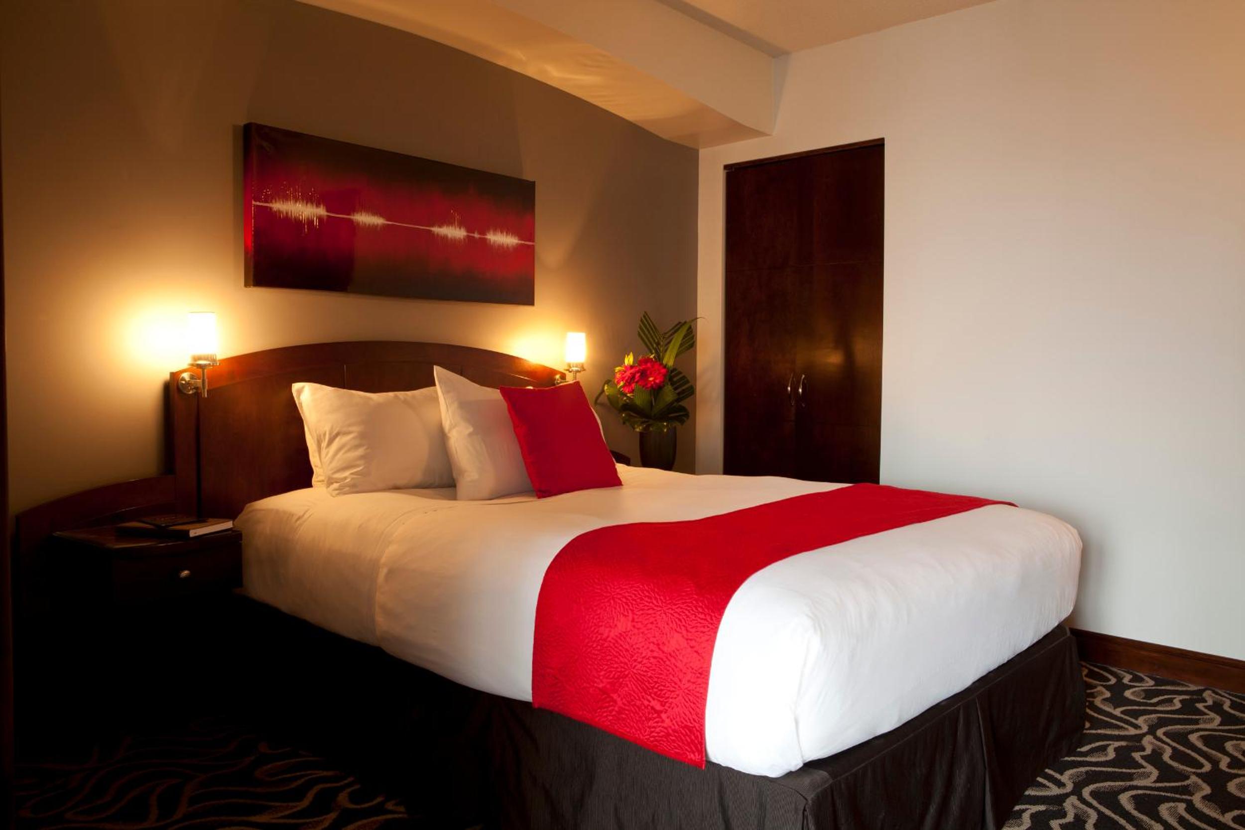 Two-Bedroom Suite - Photo 2