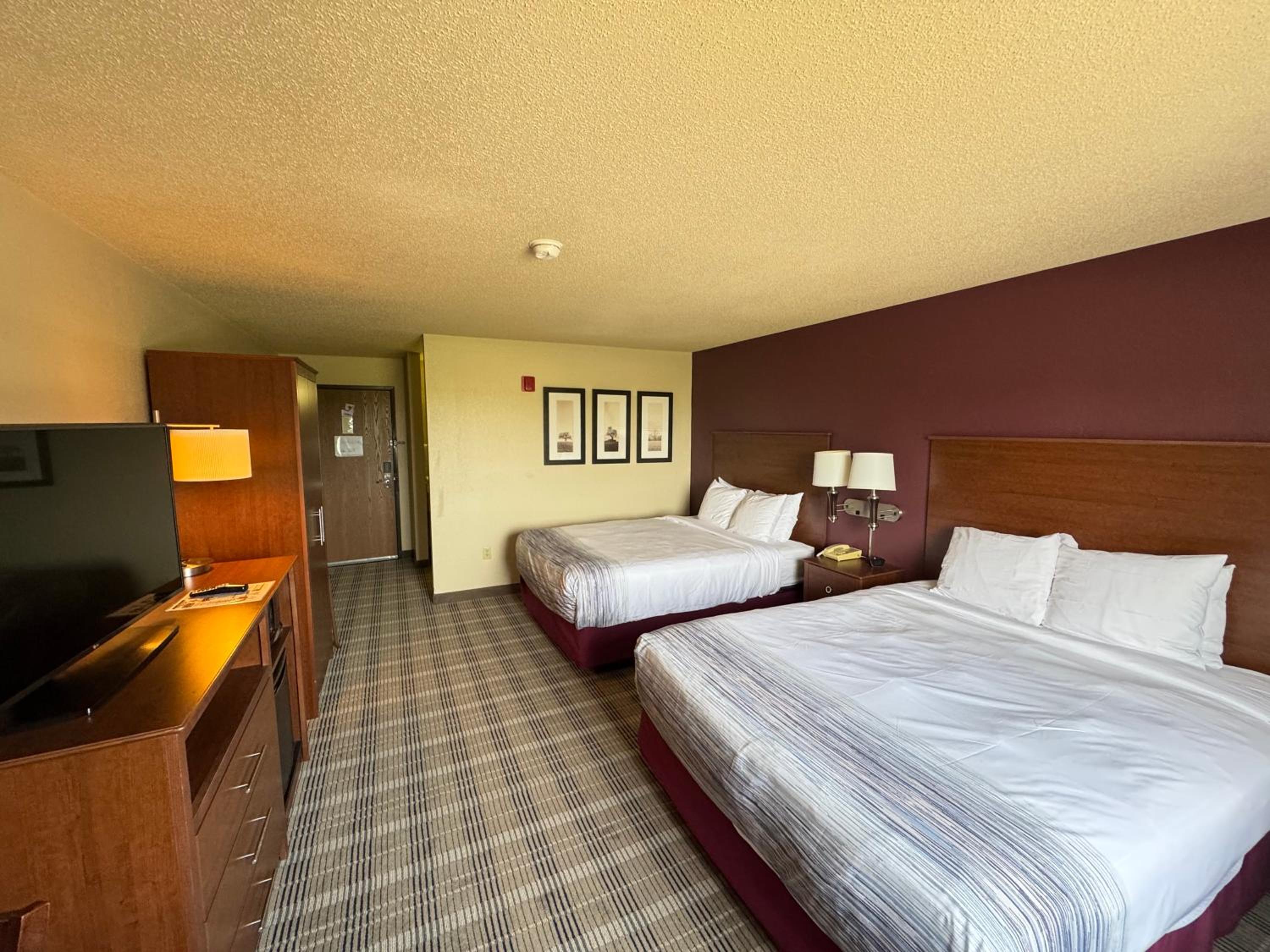 Queen Room with Two Queen Beds - Non-Smoking - Photo 4