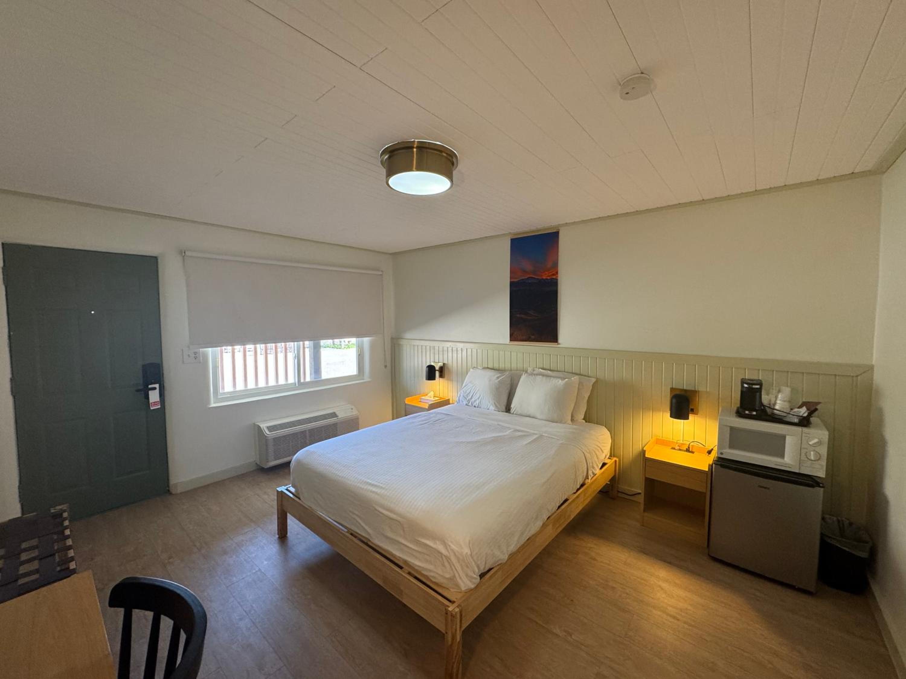 Queen Room photo 2