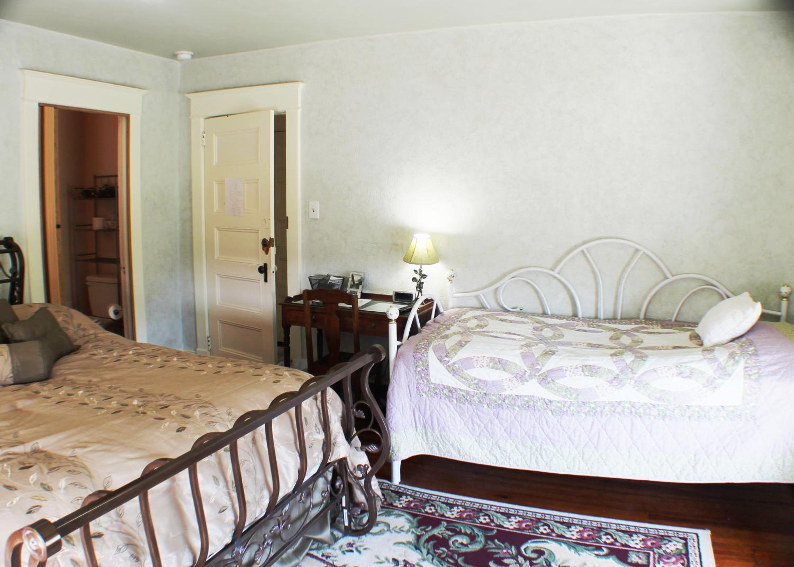 Double Room with Private Bathroom photo 2