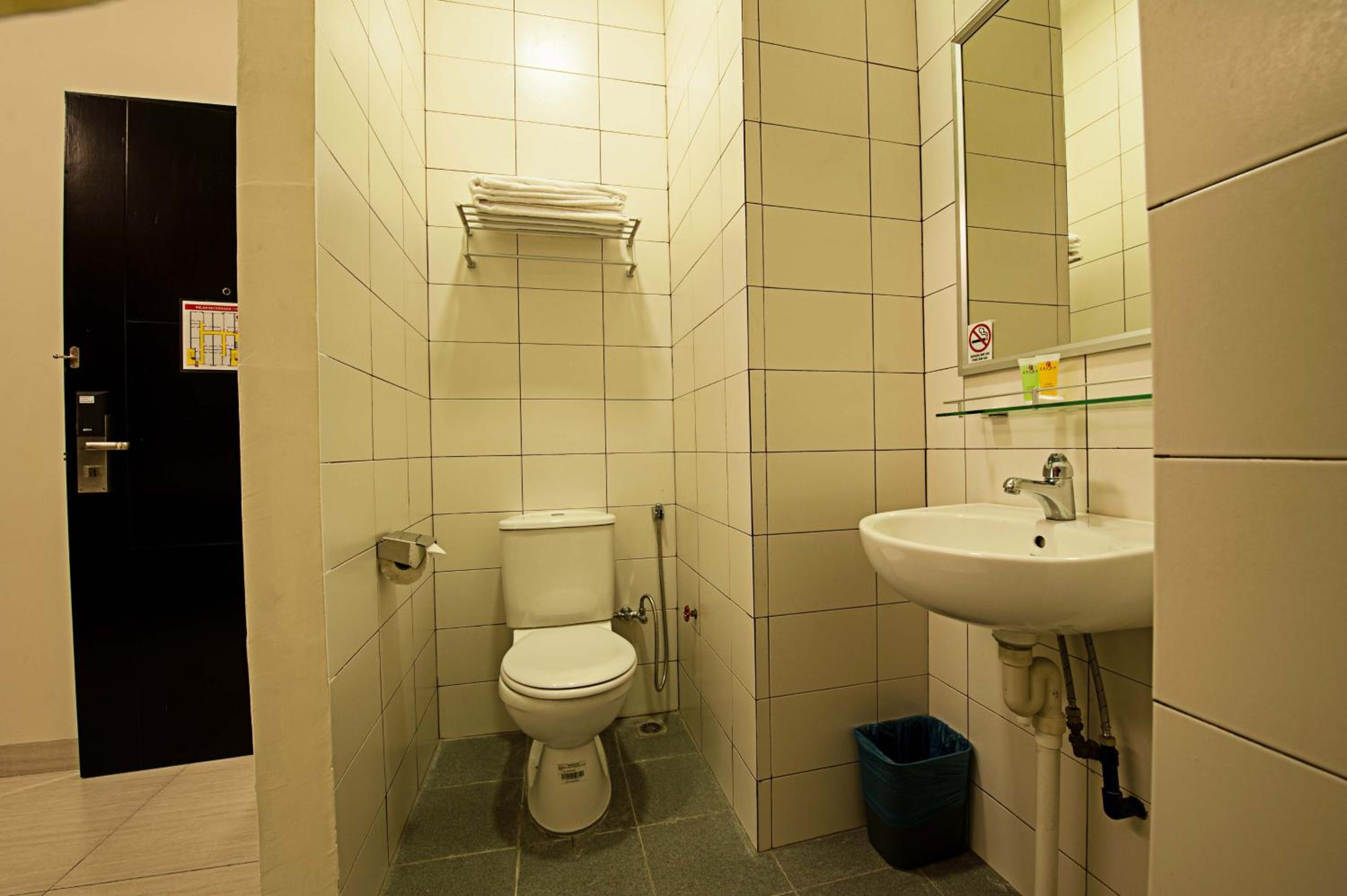 Standard Twin Room without Window - Photo 2
