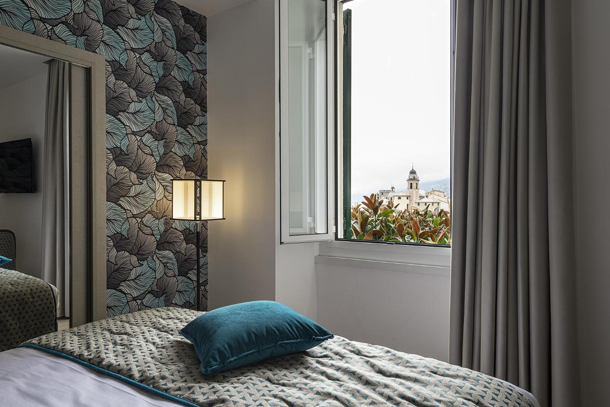 Deluxe Queen Room with Sea View - Non-Smoking