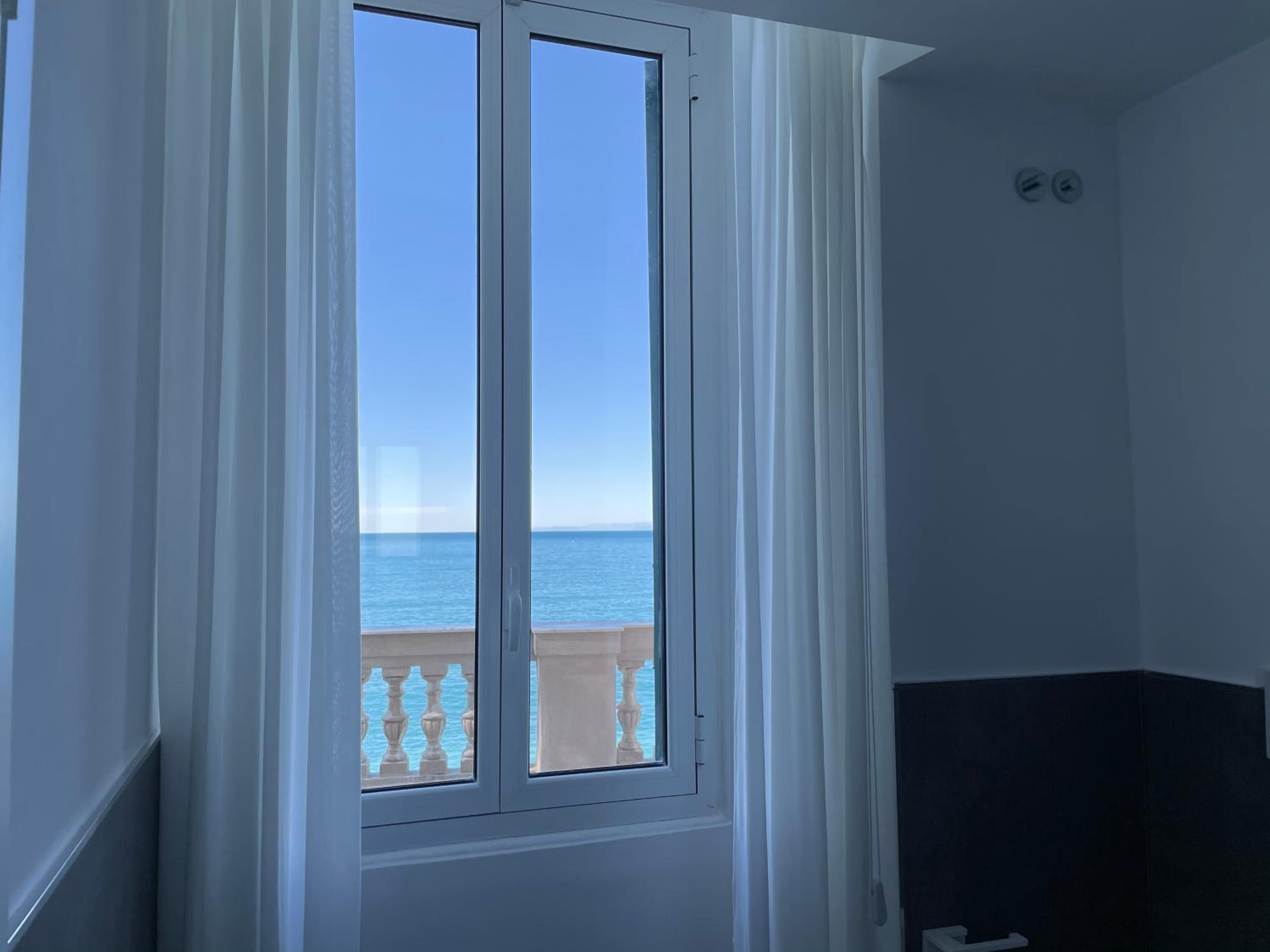 Comfort Queen Room with Terrace and Sea View - Non-Smoking