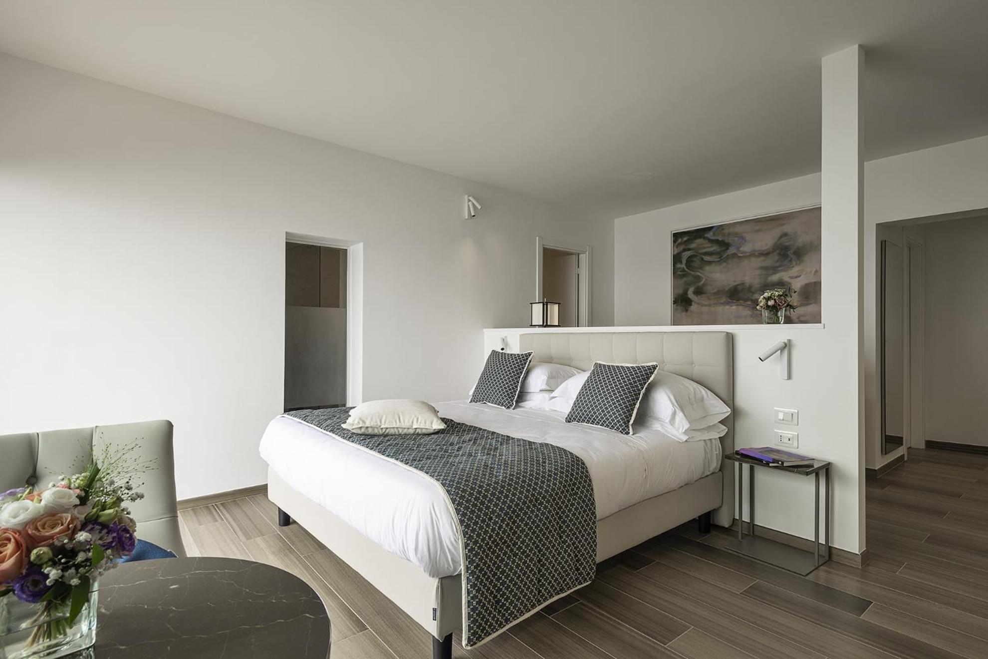 Junior Queen Suite with Terrace and Sea View - Non-Smoking