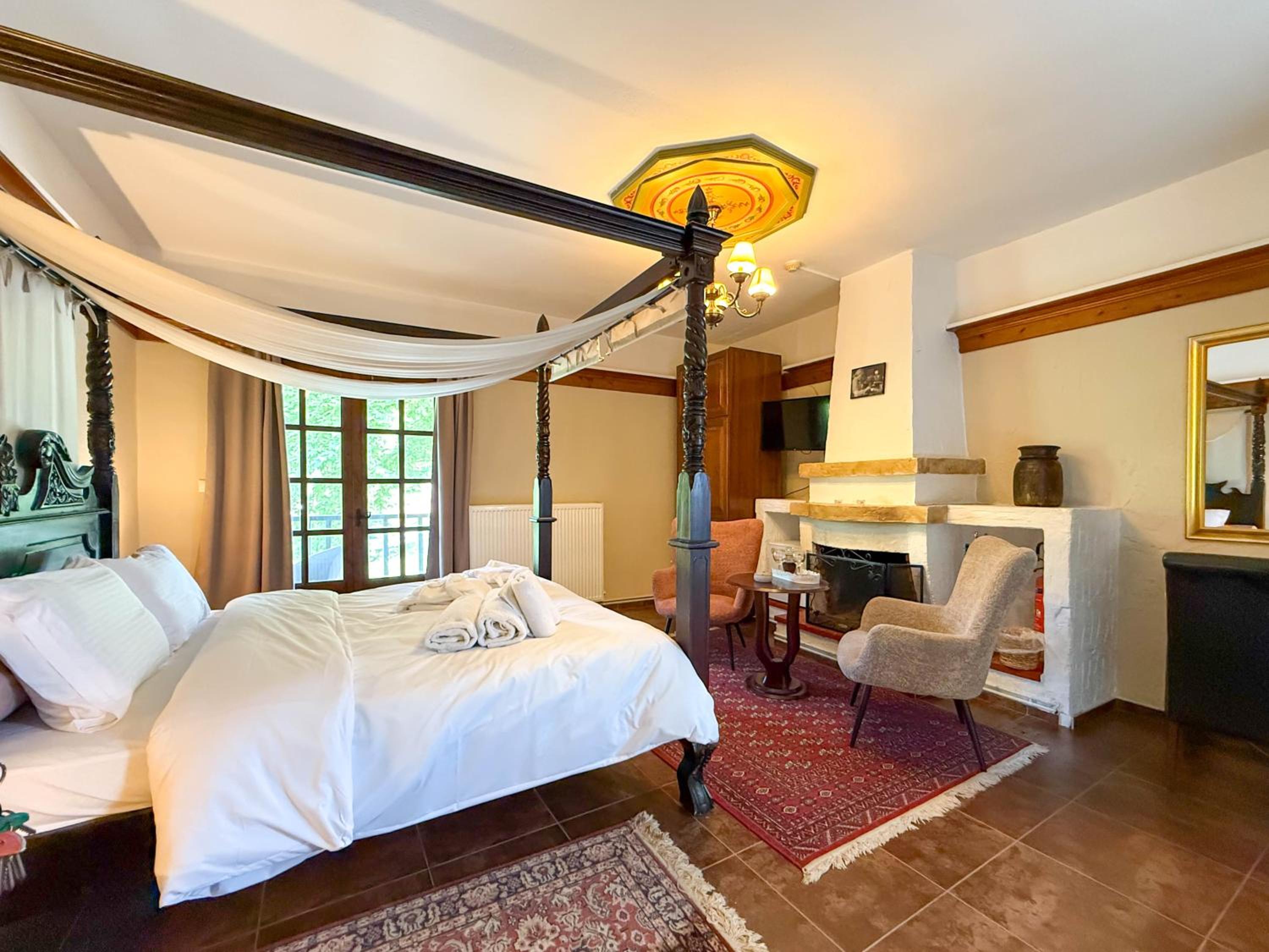 Deluxe Suite with Spa Bath photo 1