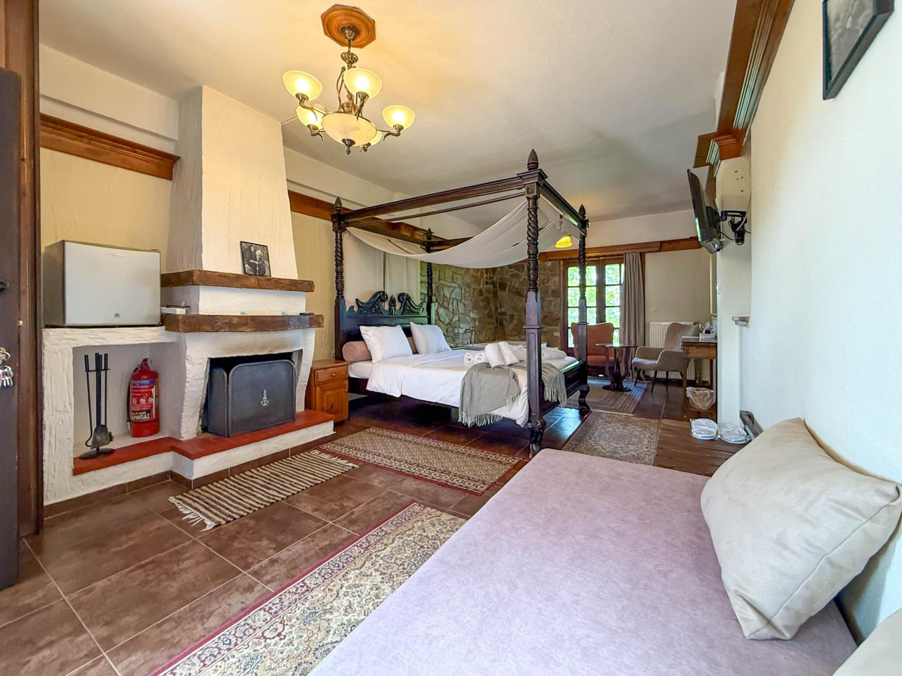 Deluxe Suite with Spa Bath photo 2
