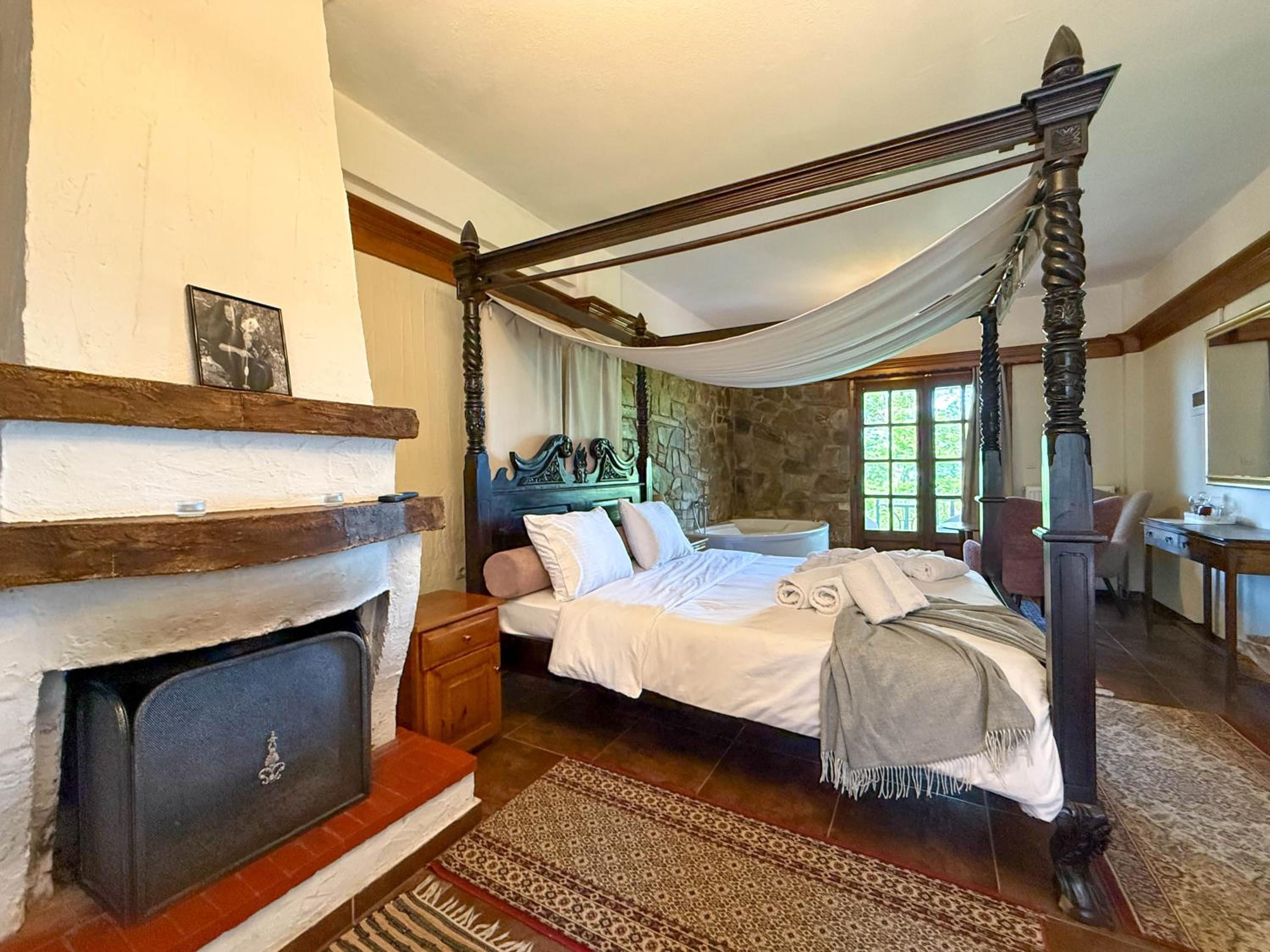 Deluxe Suite with Spa Bath photo 3