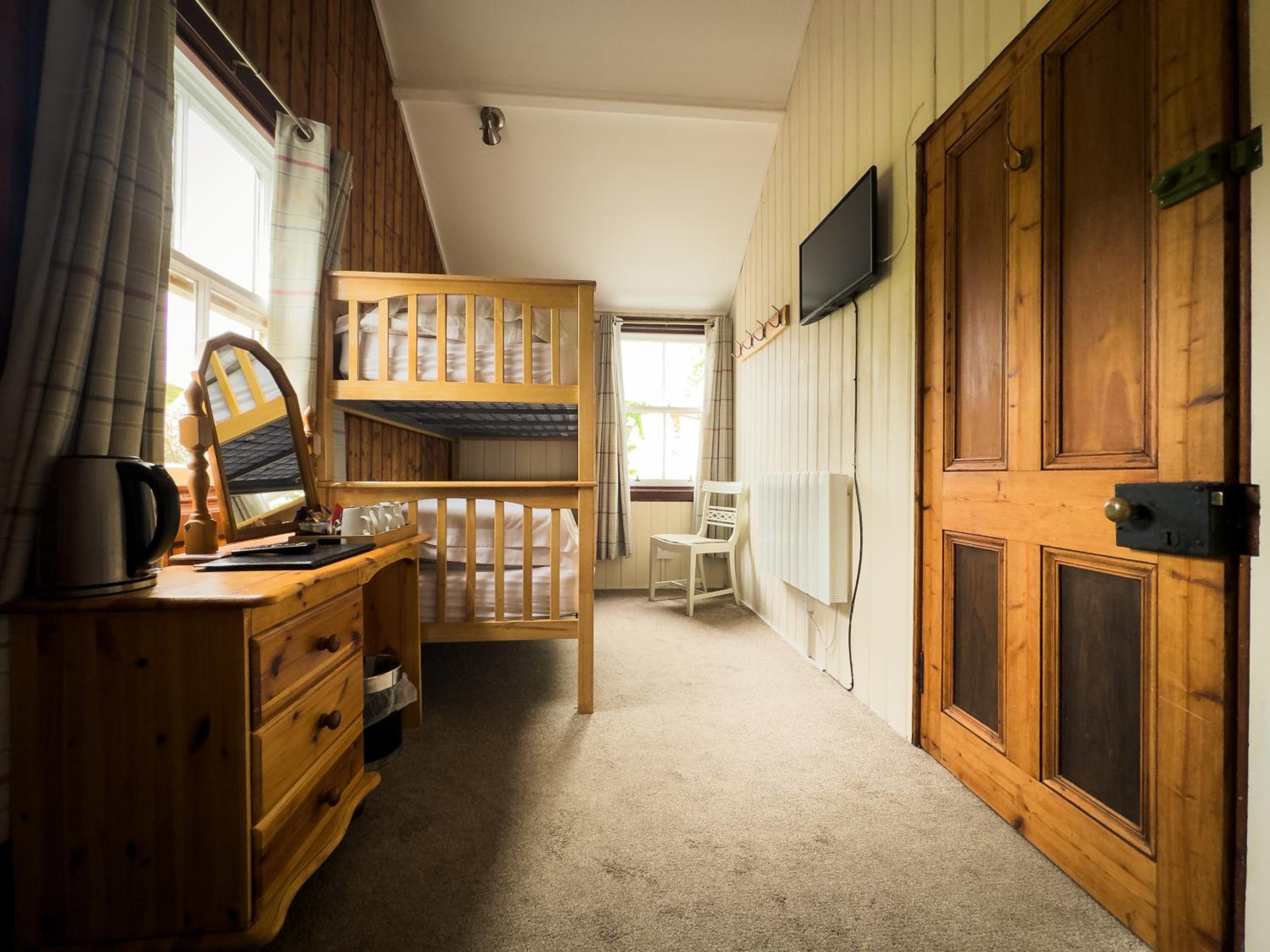External Bunkhouse Sleeps 6 In Two Rooms With Bunk Beds