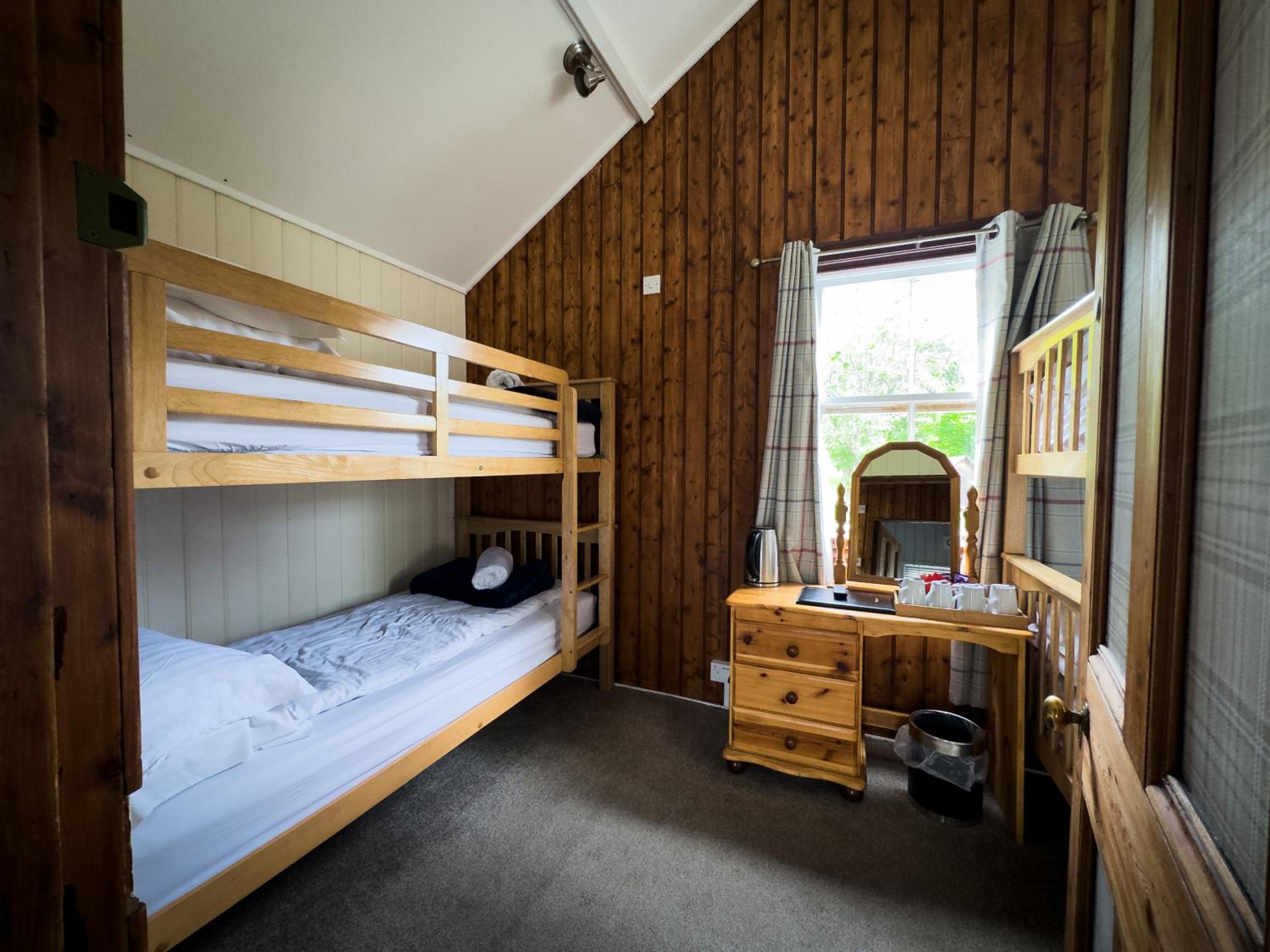 External Bunkhouse Sleeps 6 In Two Rooms With Bunk Beds photo 2