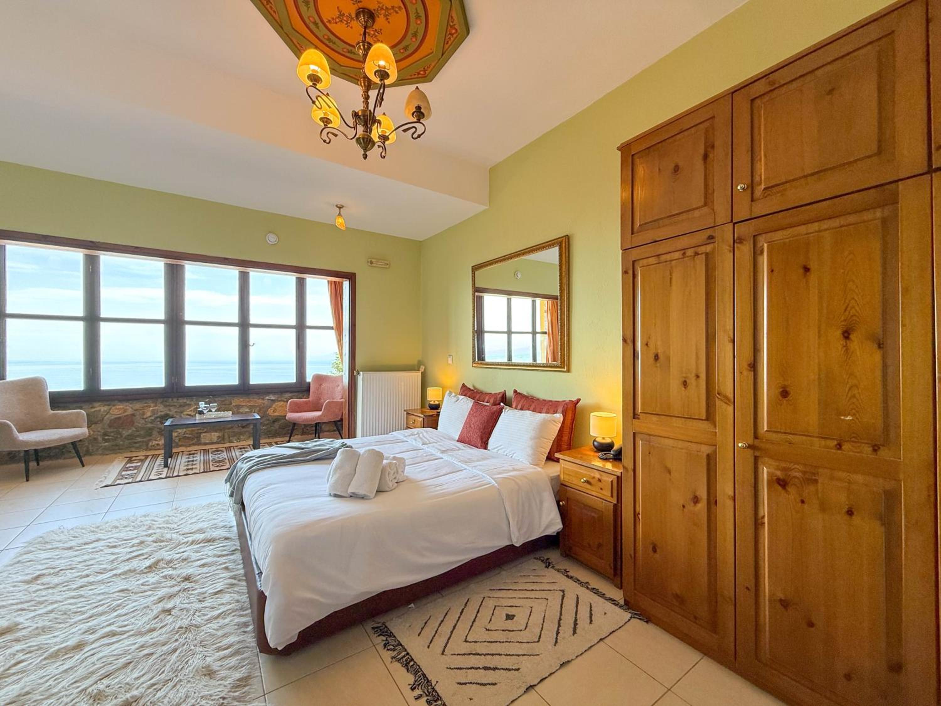 Deluxe Suite with Sea View photo 2