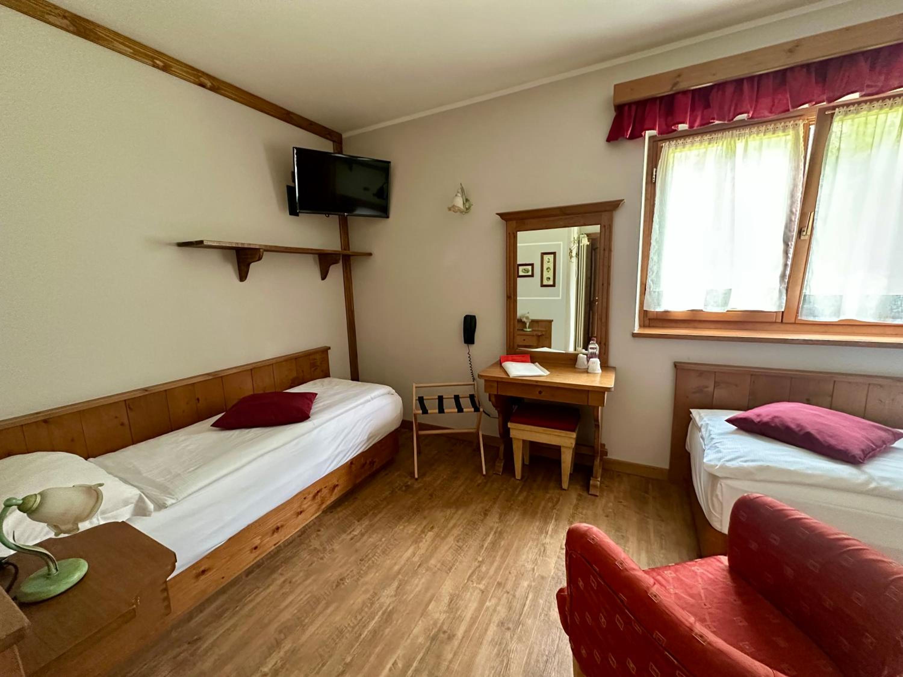 Economy Twin Room photo 3