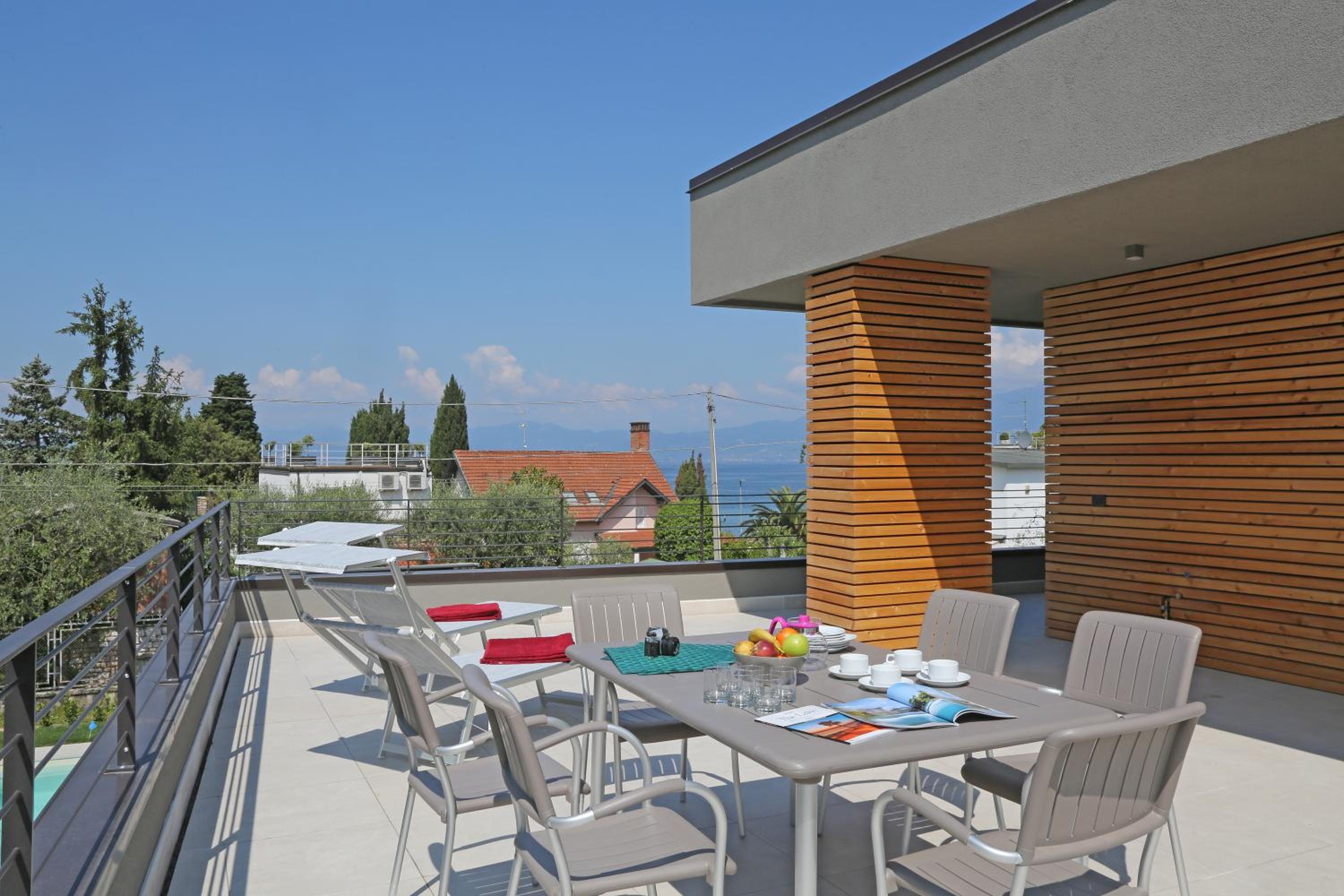 Two-Bedroom Apartment Top with Solarium and Lake View photo 2