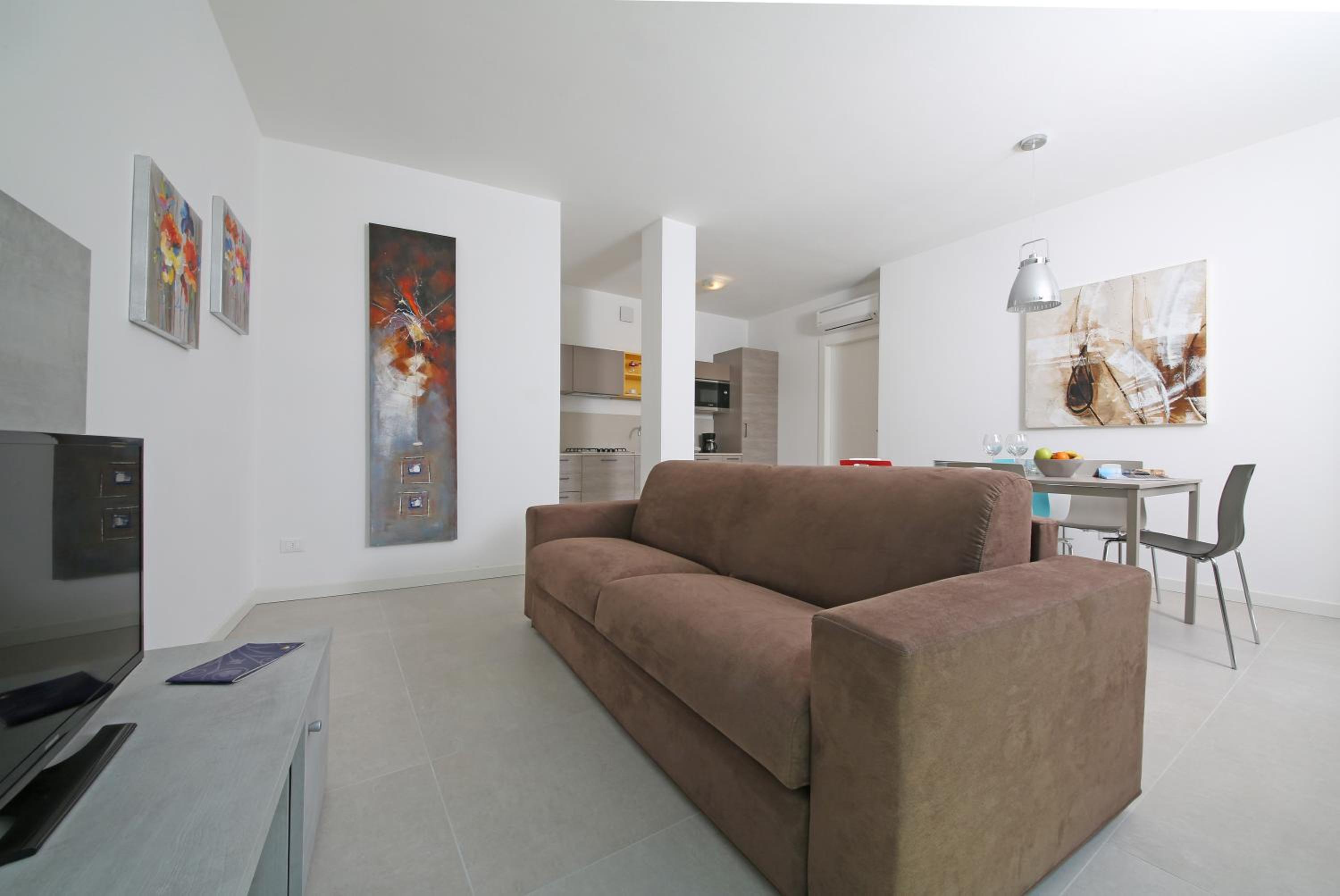 One-Bedroom Apartment photo 1