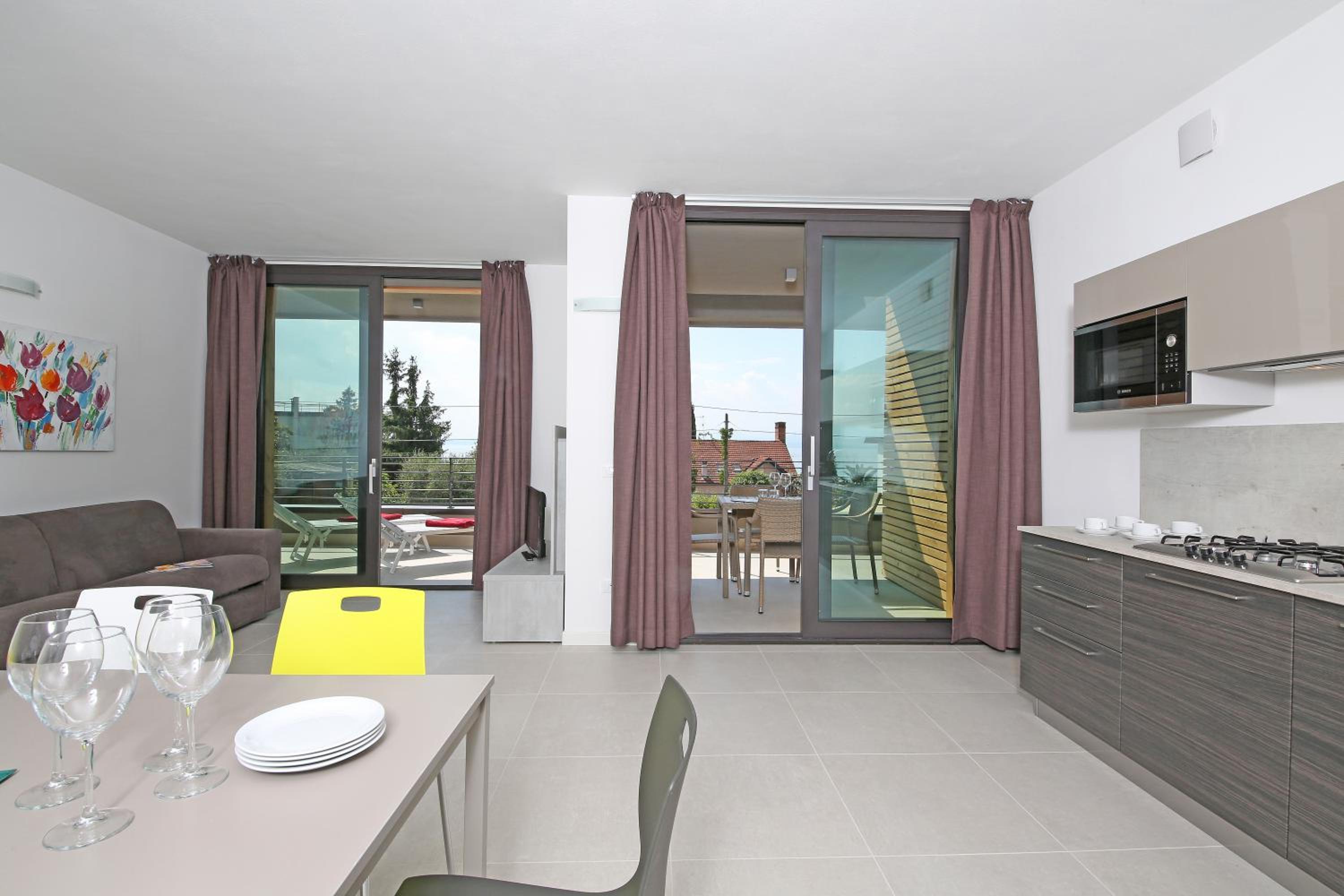 Two-Bedroom Apartment Top with Solarium and Lake View photo 1