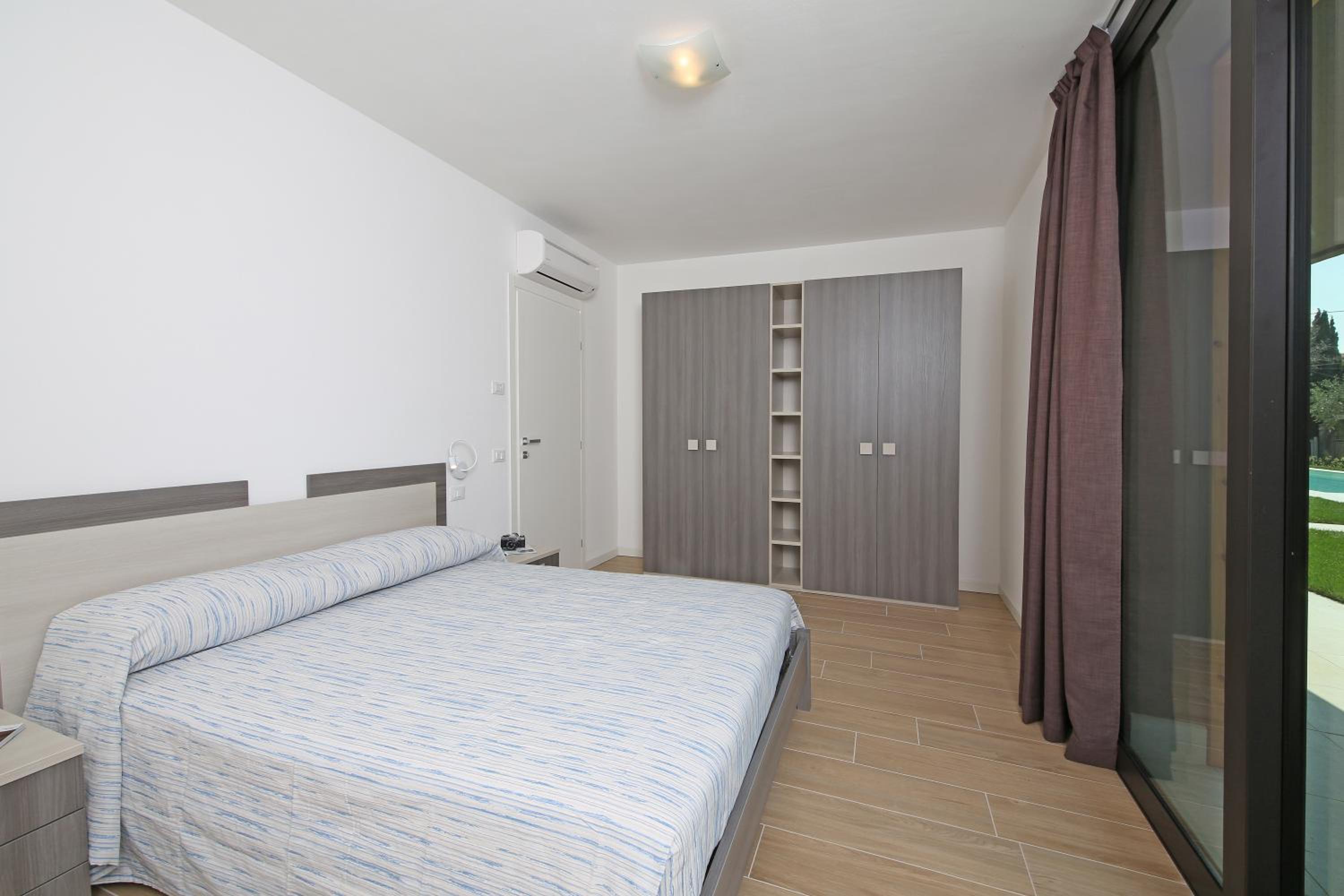 Two-Bedroom Apartment Top with Solarium and Lake View photo 3