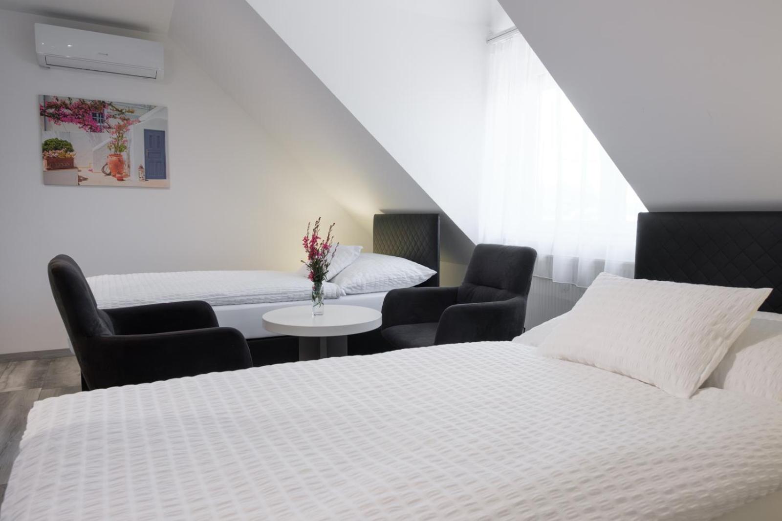 Standard Twin Room - Photo 2