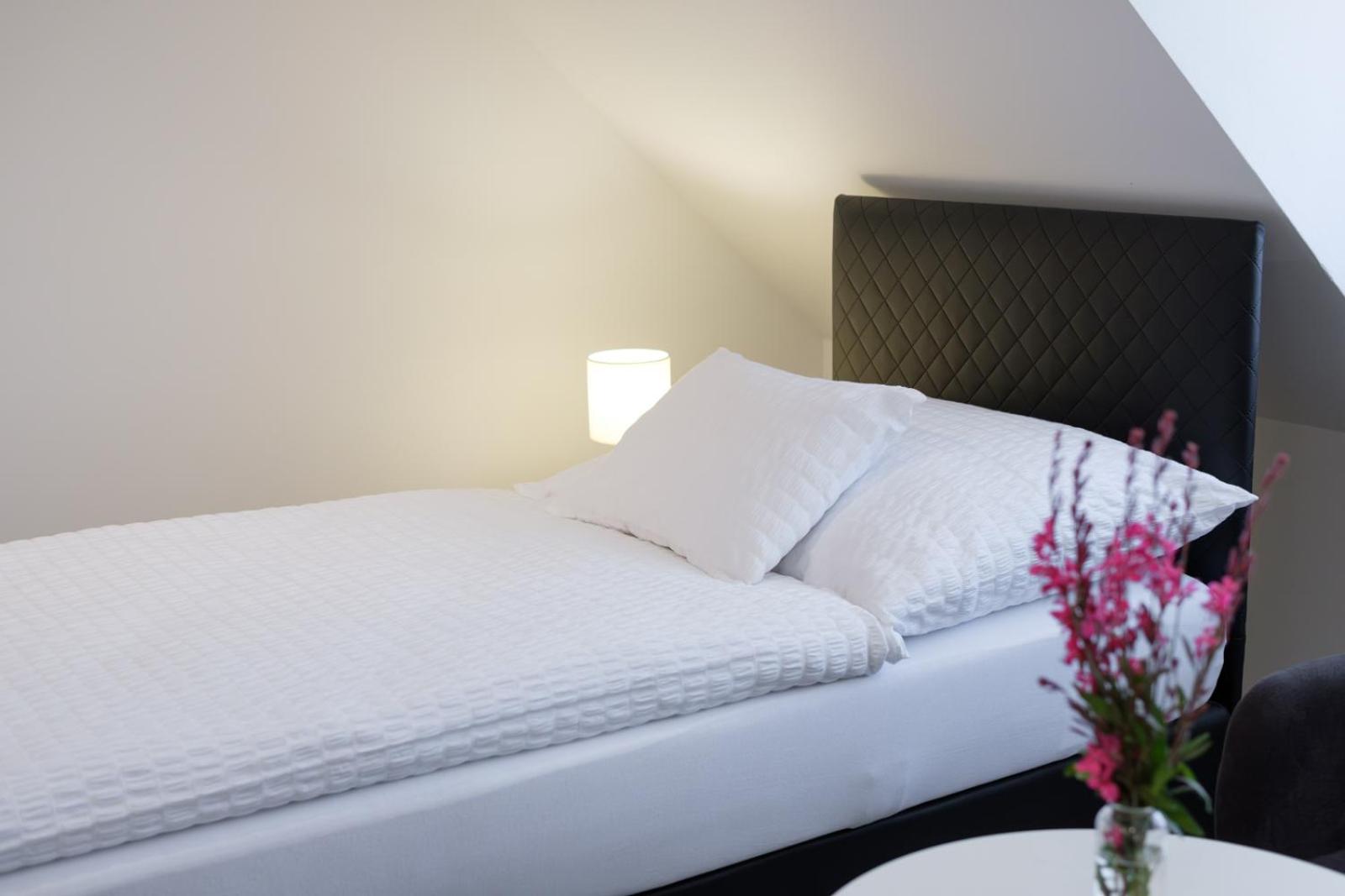 Standard Twin Room - Photo 3