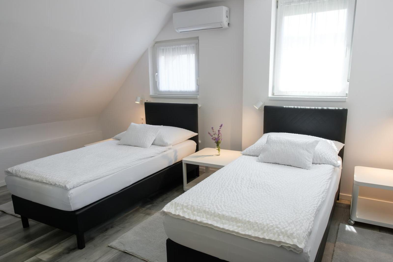 Standard Twin Room - Photo 4