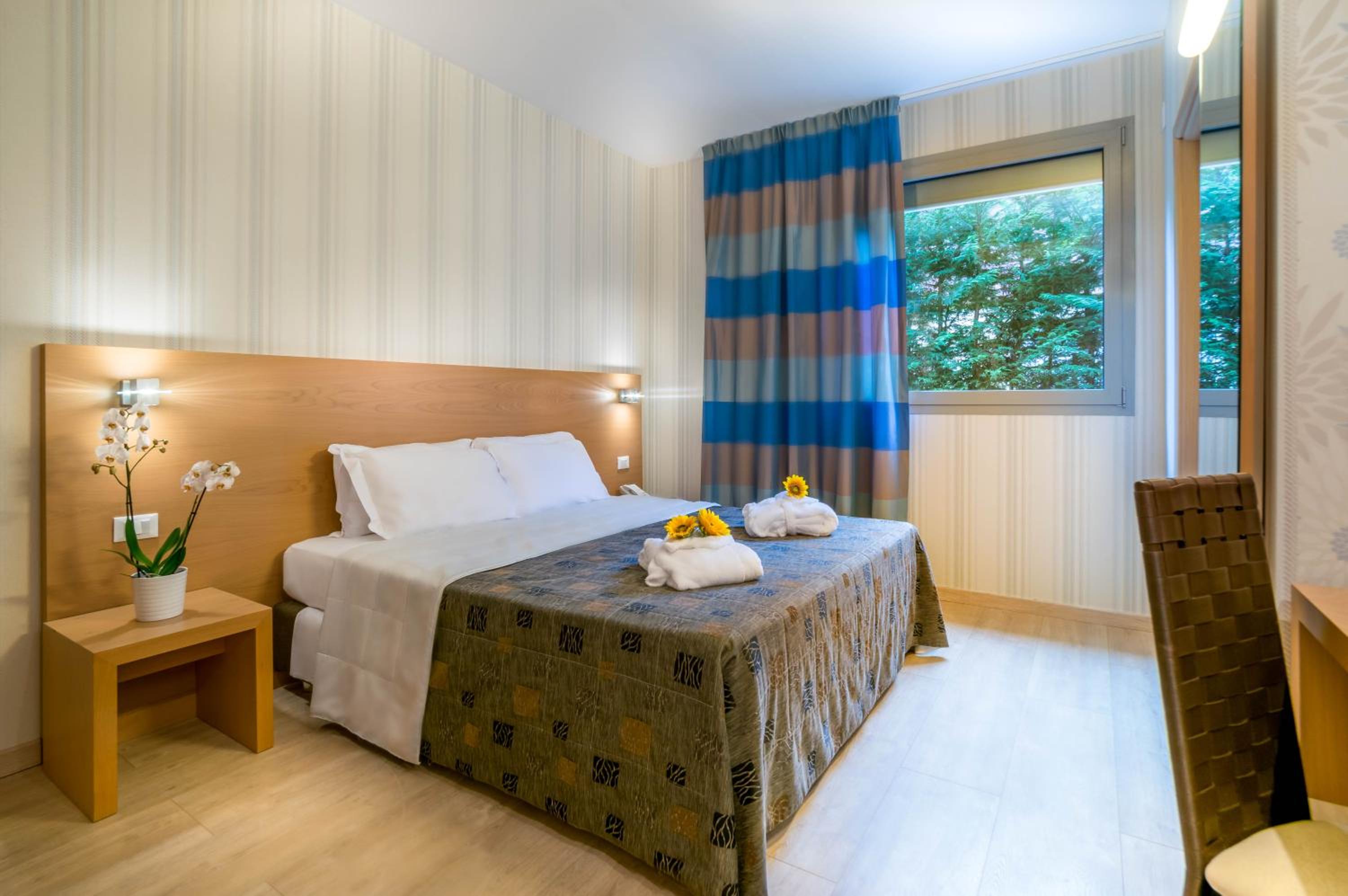 Standard Double or Twin Room - Photo 9
