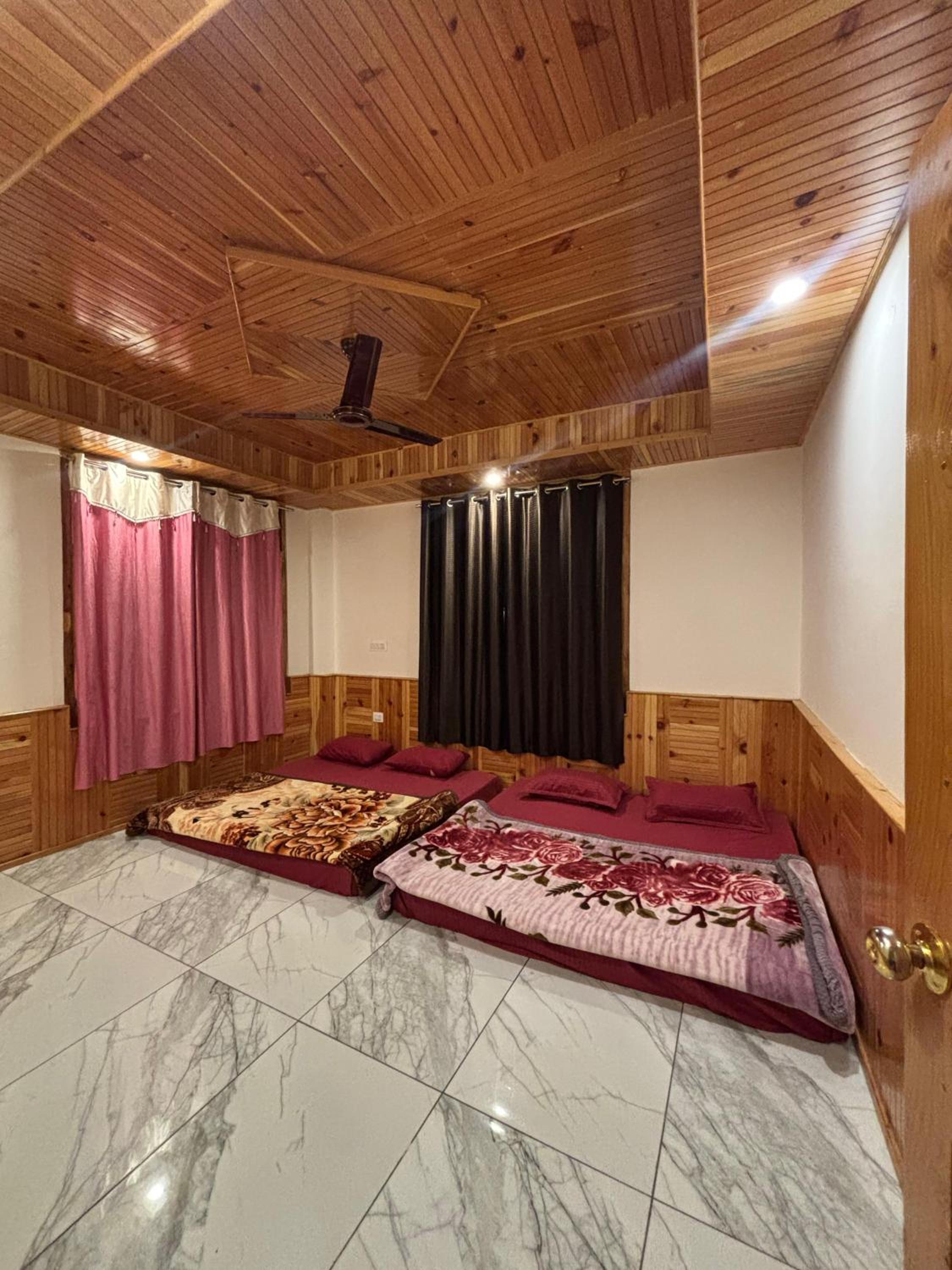 Basic Triple Room with Shared Bathroom photo 2