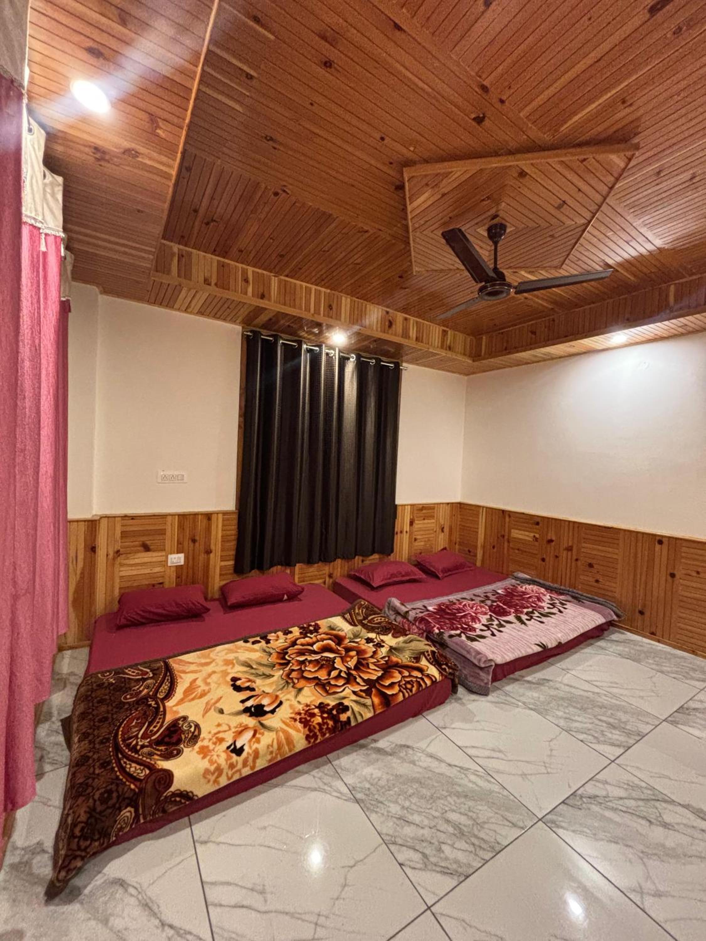 Basic Triple Room with Shared Bathroom photo 3