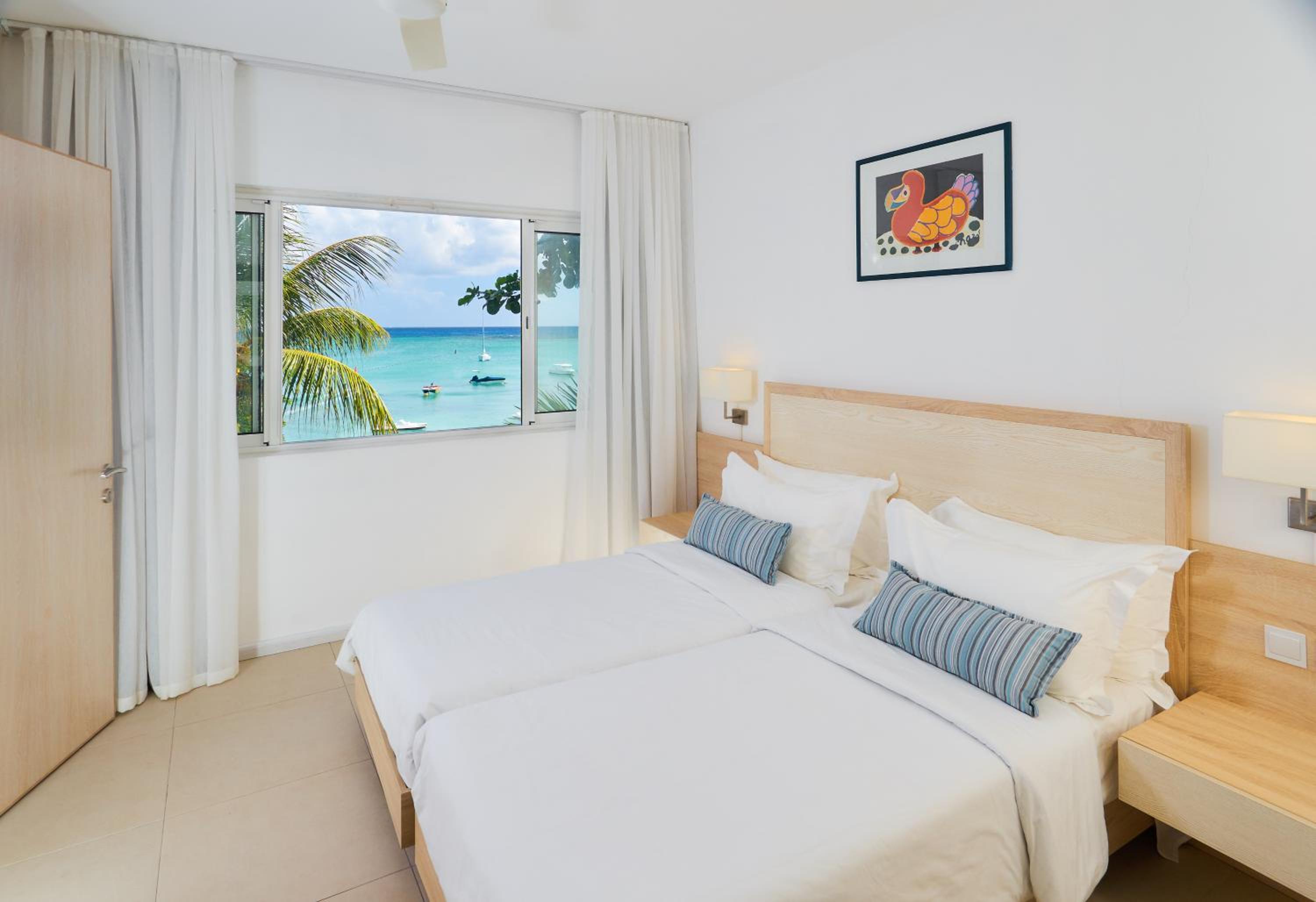 Deluxe Two-Bedroom Apartment - Beachfront photo 2