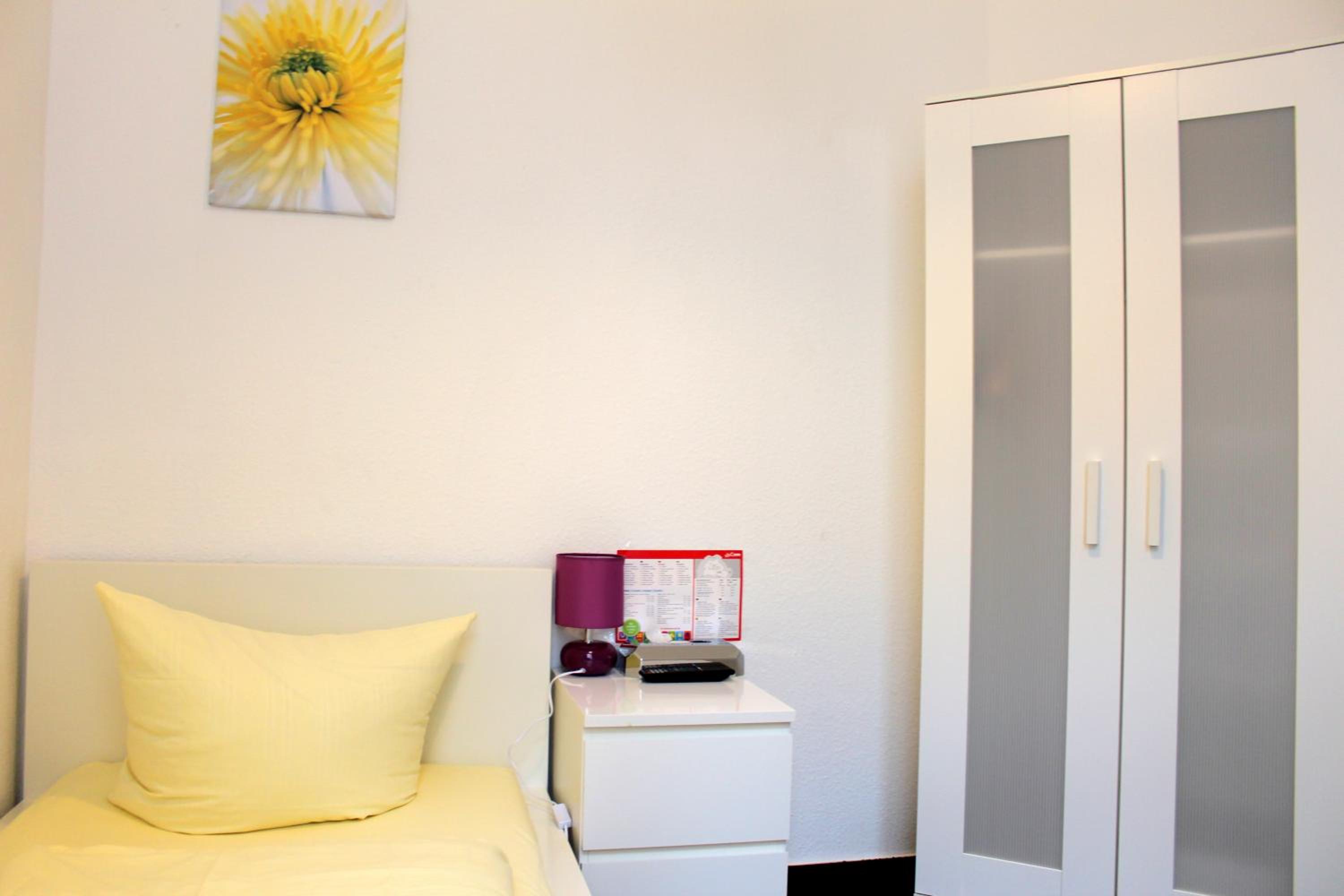 Little Single Room with Shared Bathroom photo 1