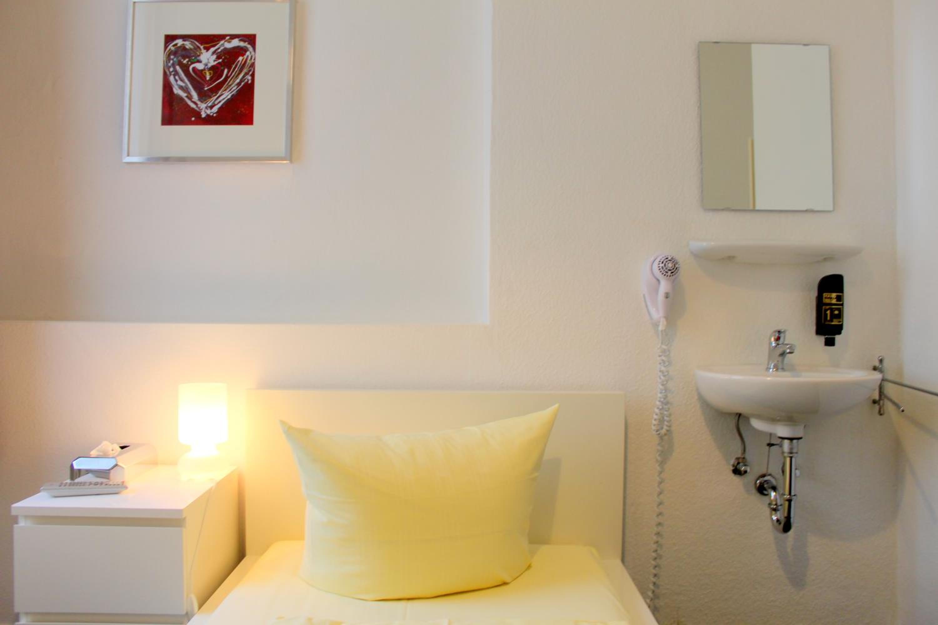 Single Room with Shared Bathroom photo 2