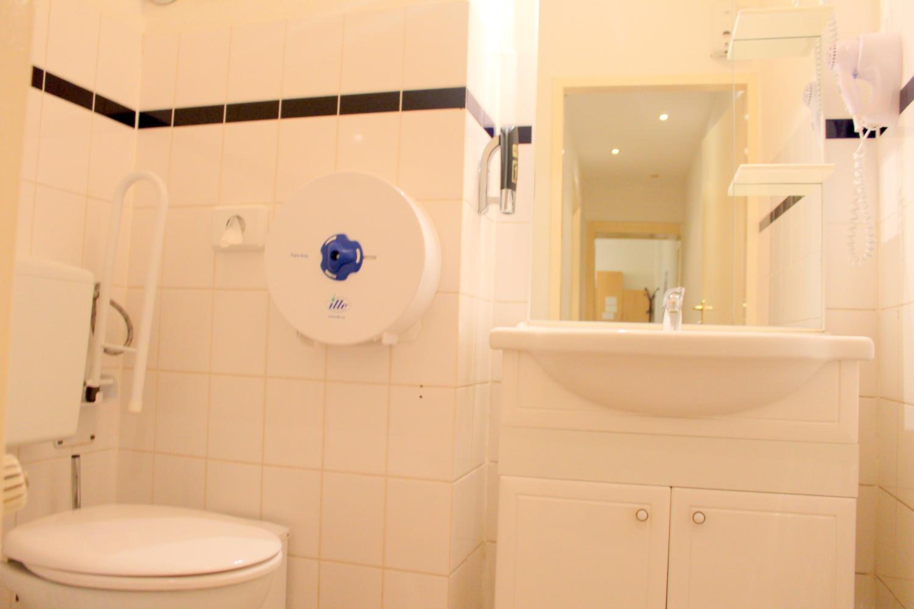 Single Room with Shared Bathroom photo 3