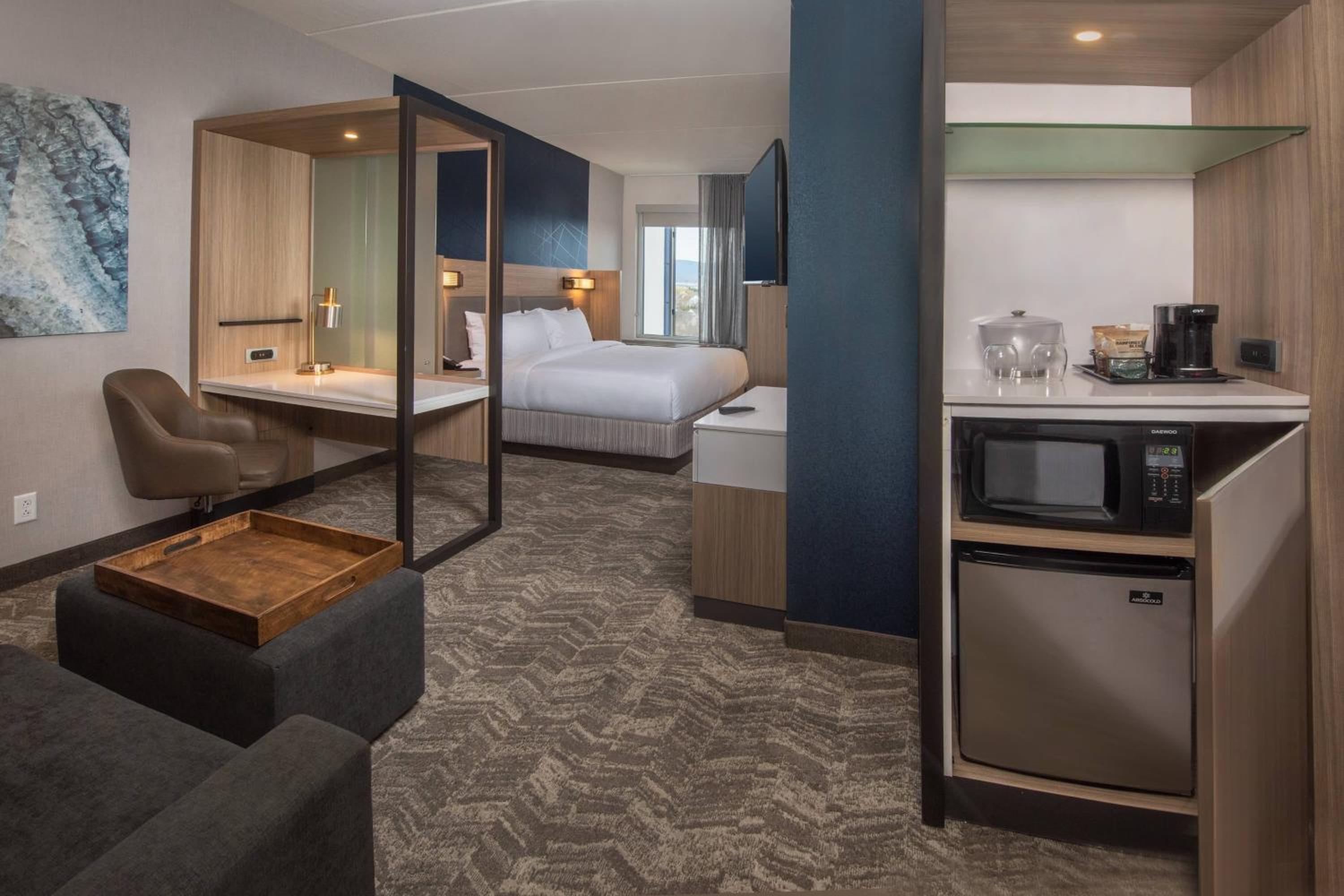 King Suite with Bathtub and Trundle Sofa - Mobility Access