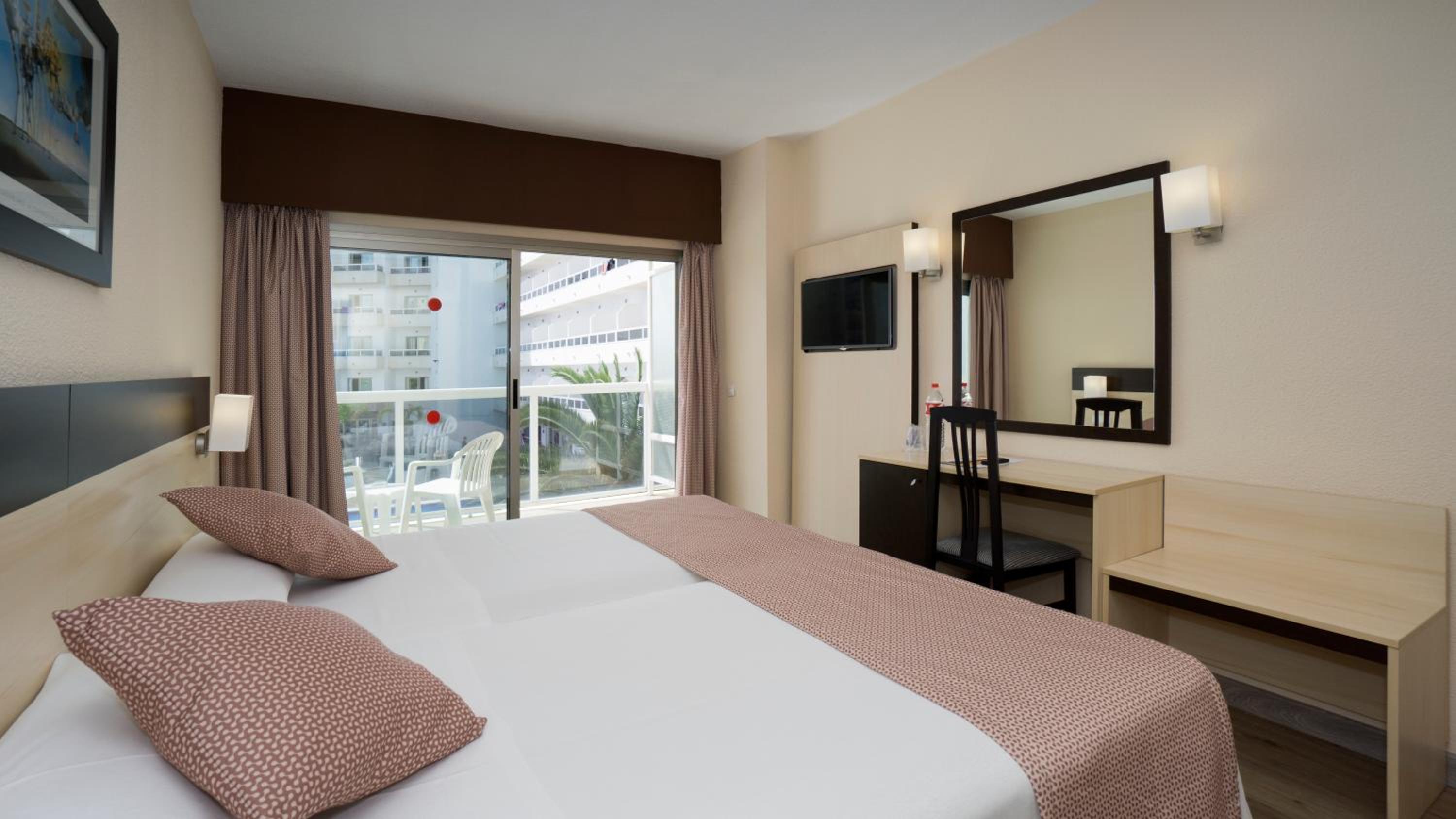 Double or Twin Room with Pool View photo 2