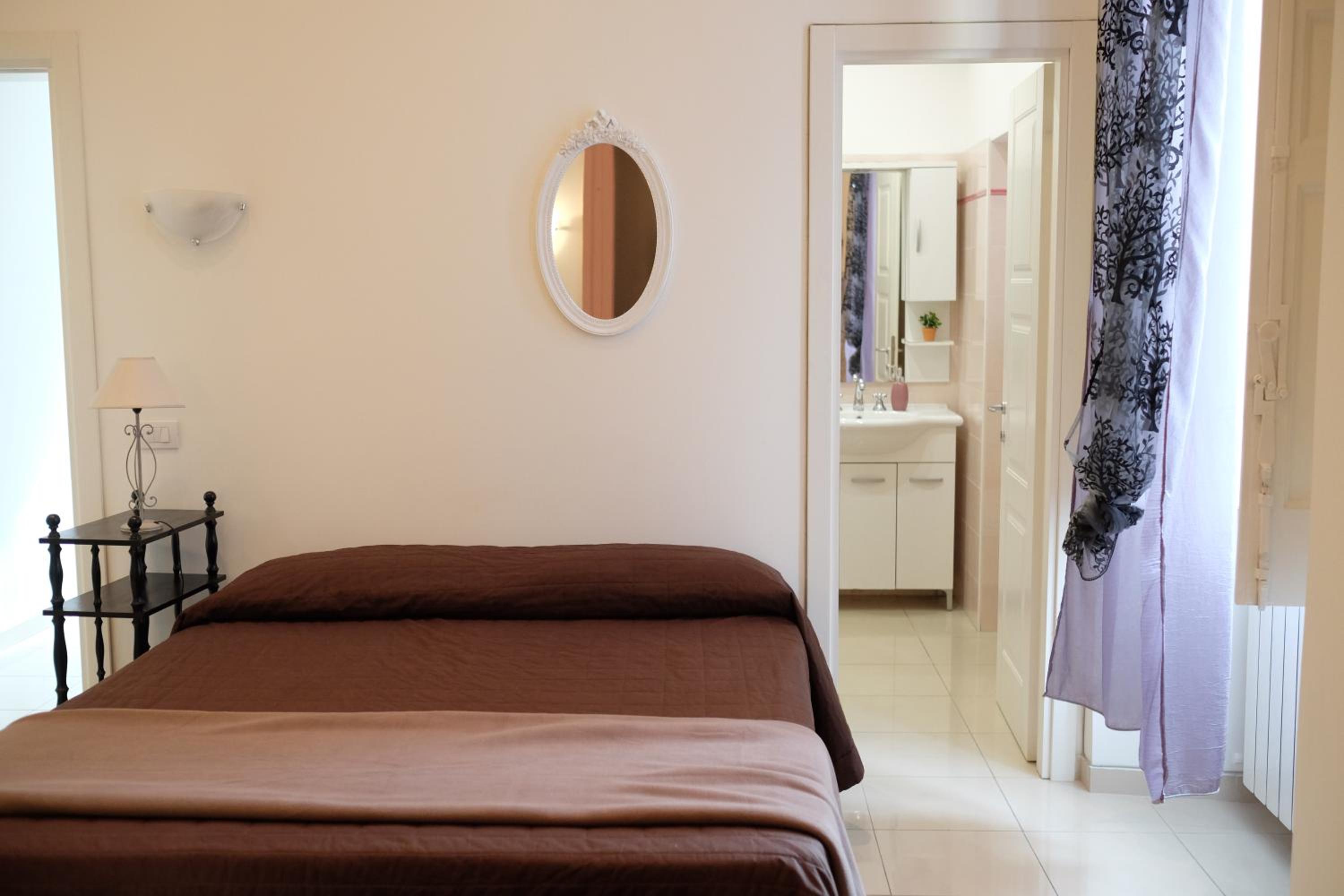 Deluxe Room - Photo 8