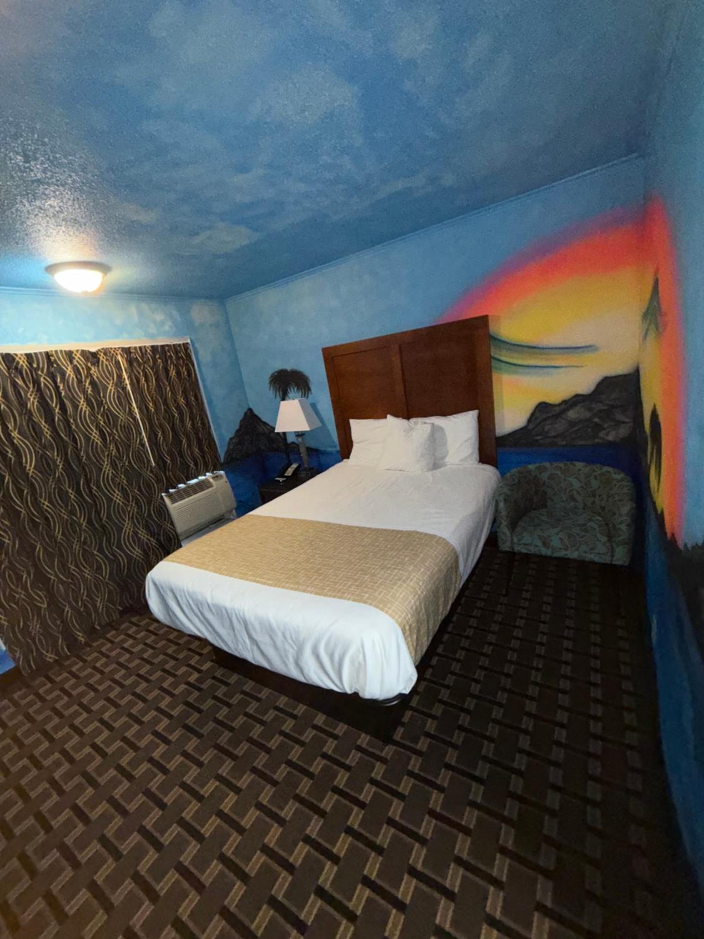 Deluxe Queen Room - Non-Smoking - Photo 2