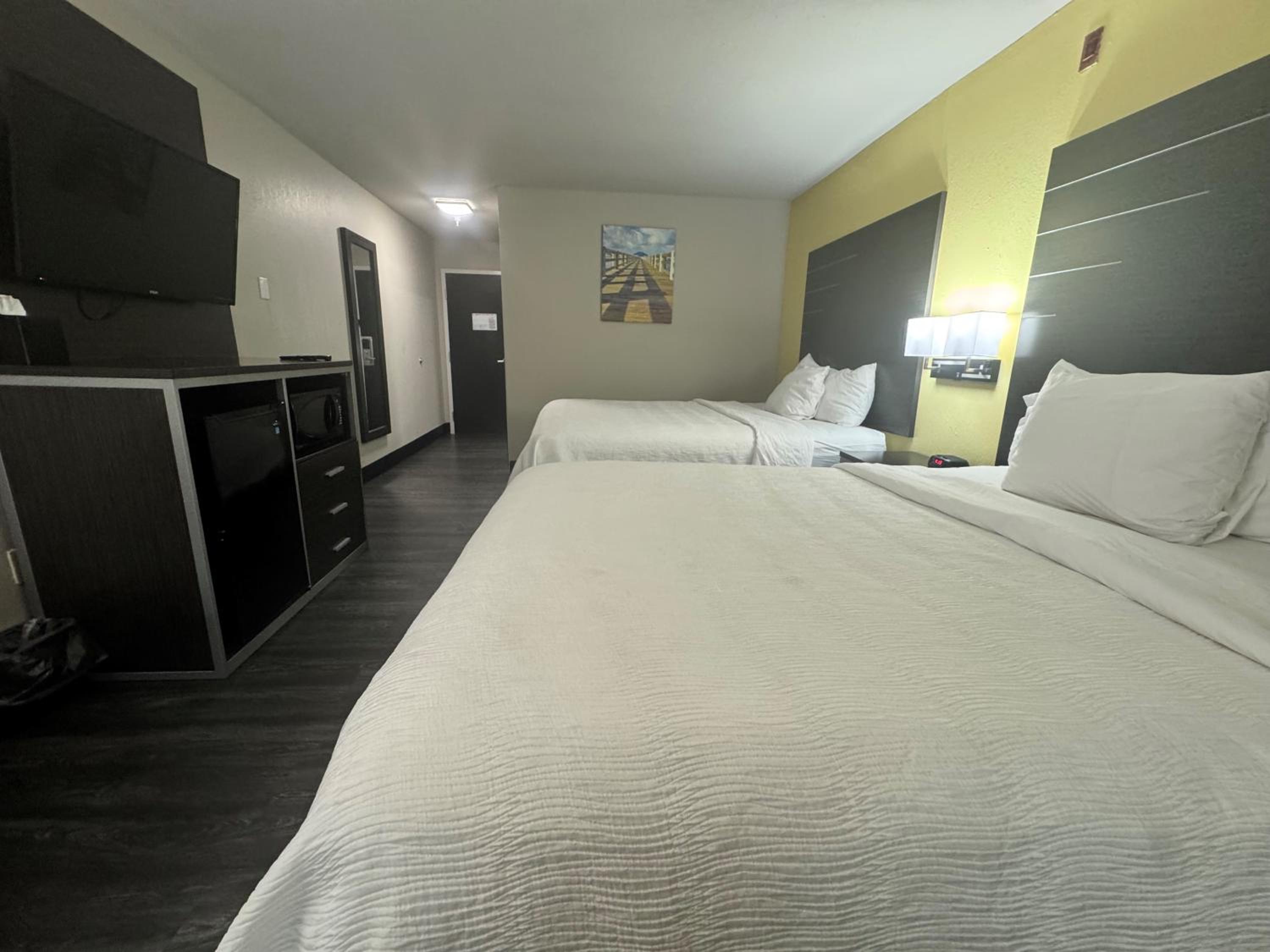 Queen Room with Two Queen Beds - Non-Smoking - Photo 4