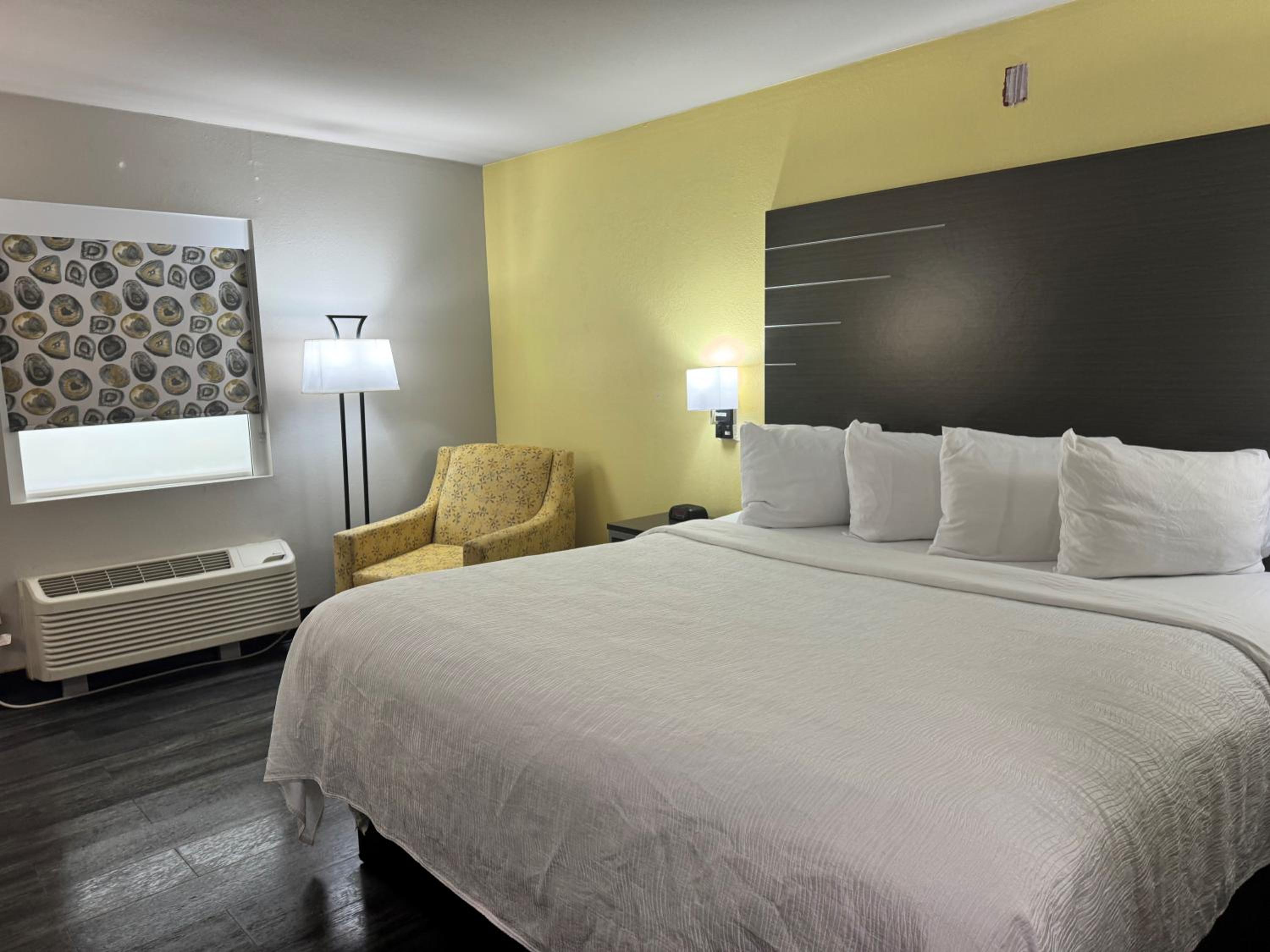 King Room - Non-Smoking - Photo 7