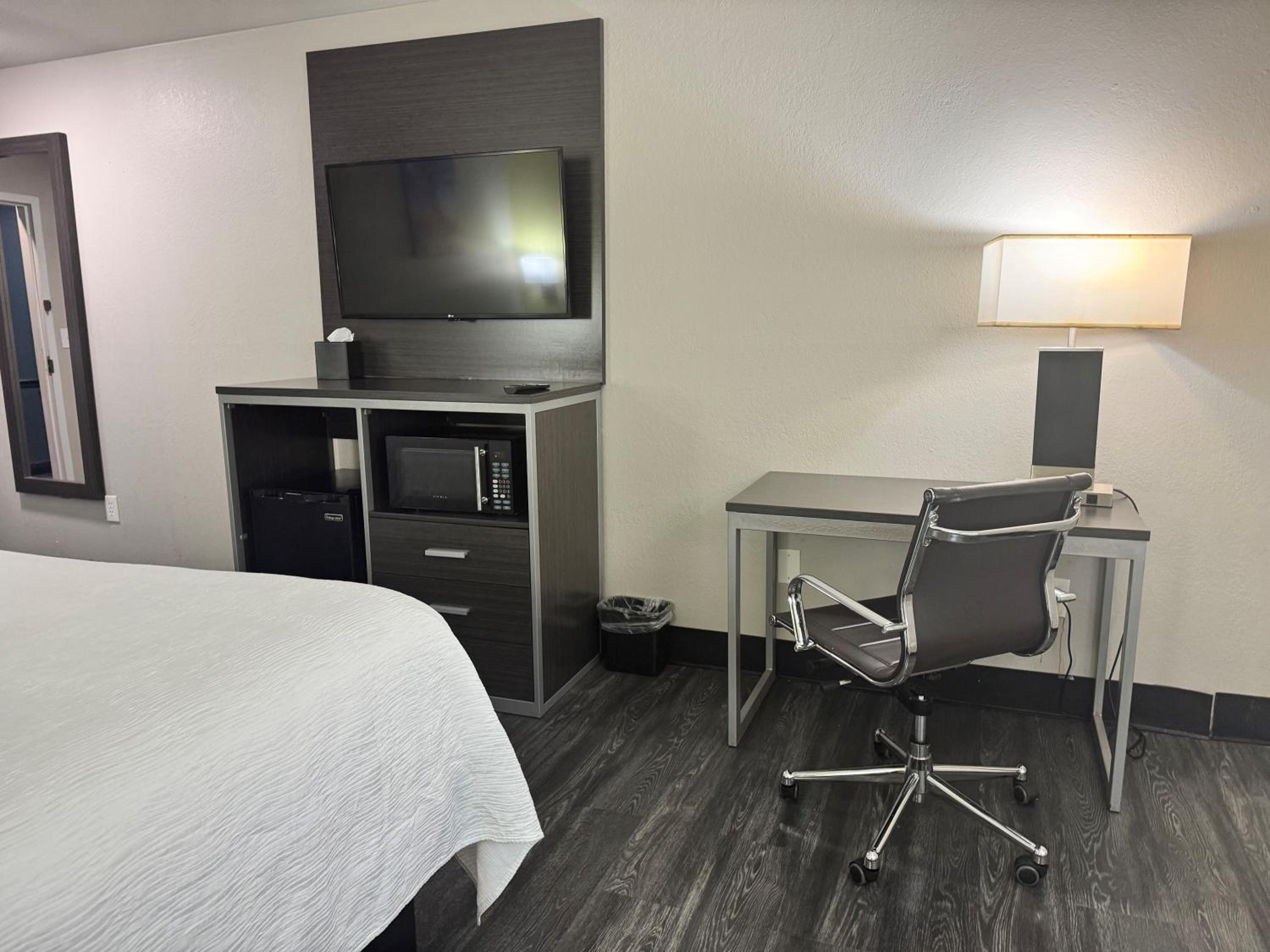 King Room - Non-Smoking - Photo 10