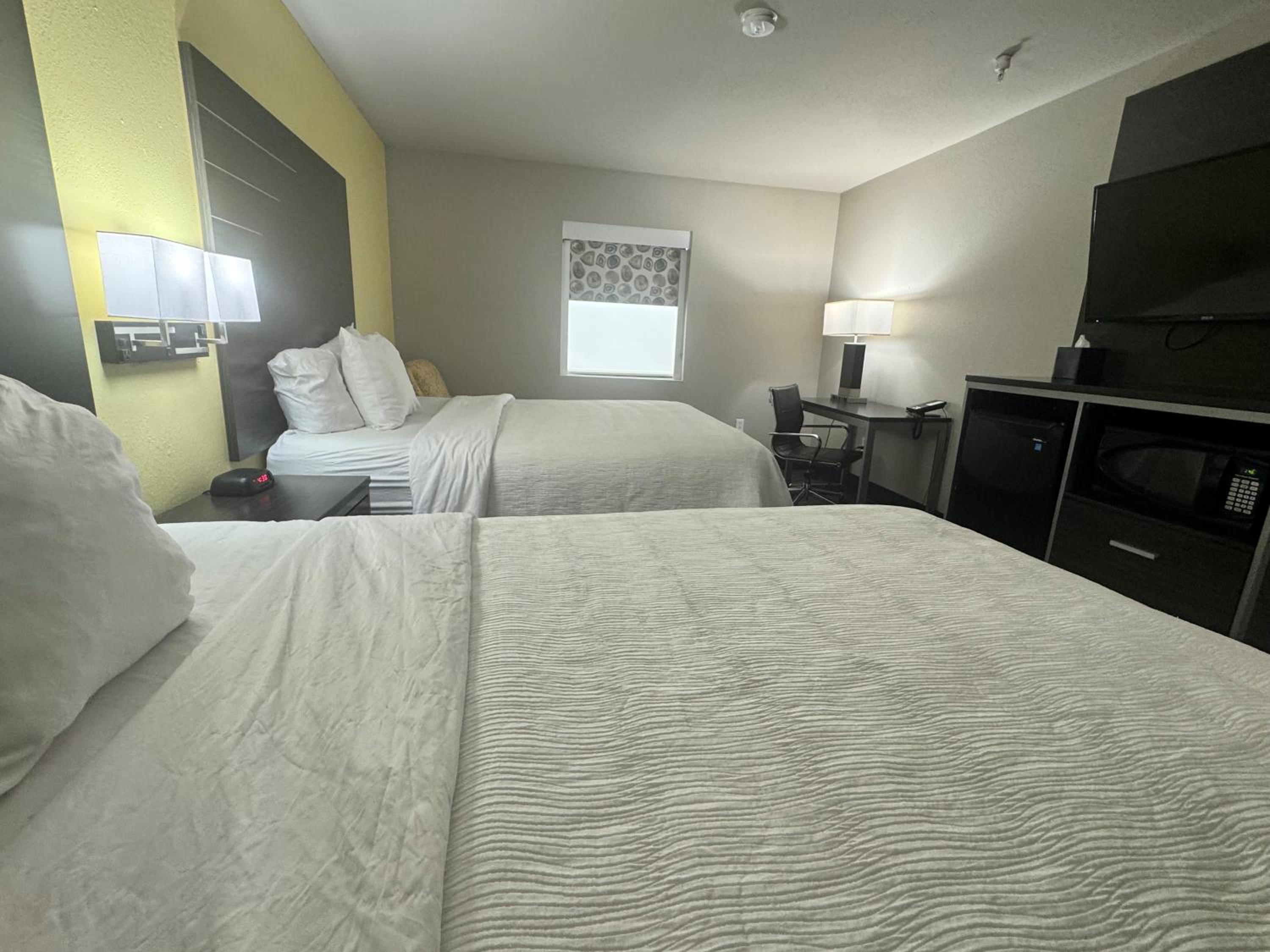 Queen Room with Two Queen Beds - Non-Smoking - Photo 7