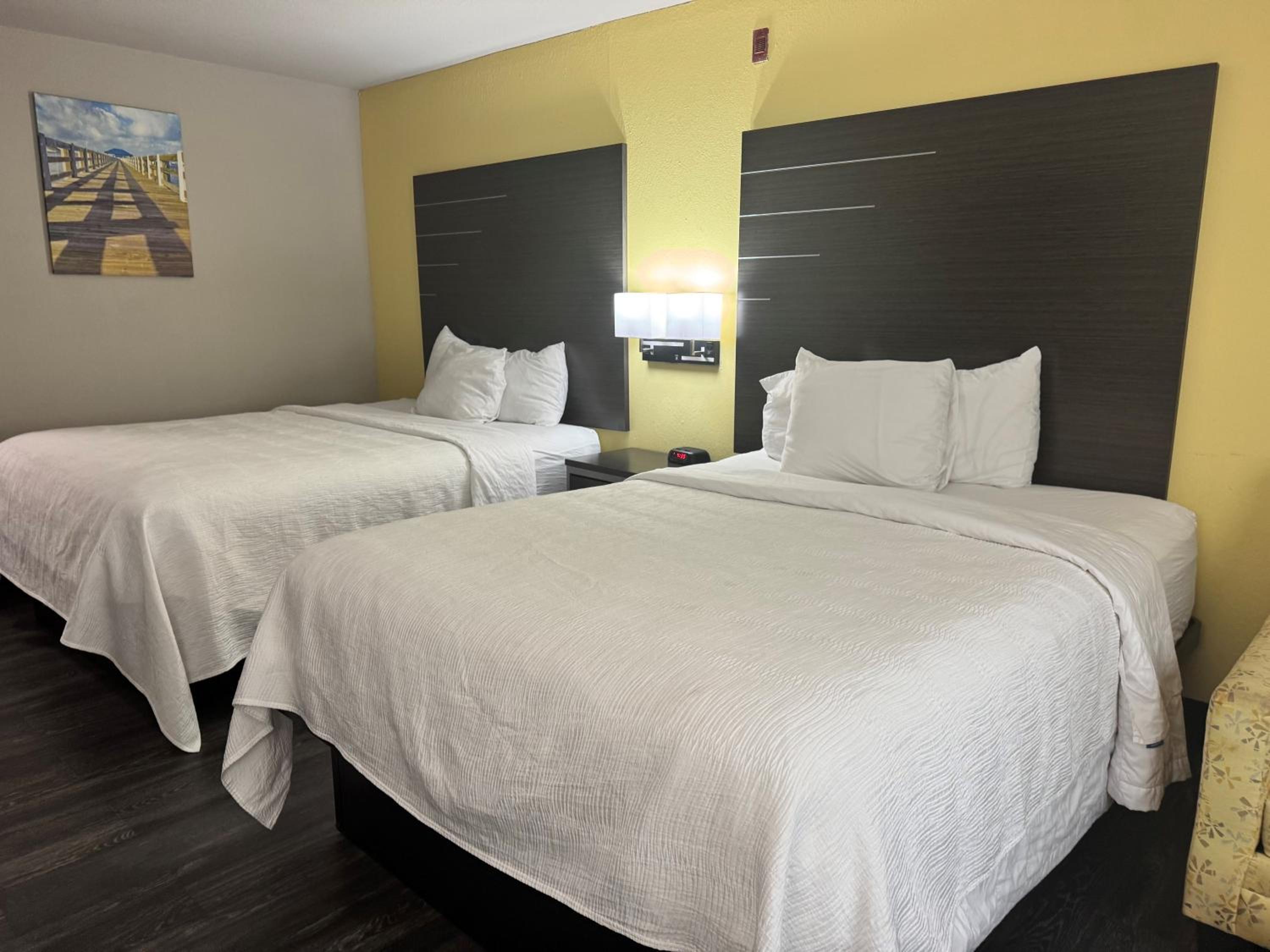 Queen Room with Two Queen Beds - Non-Smoking - Photo 6