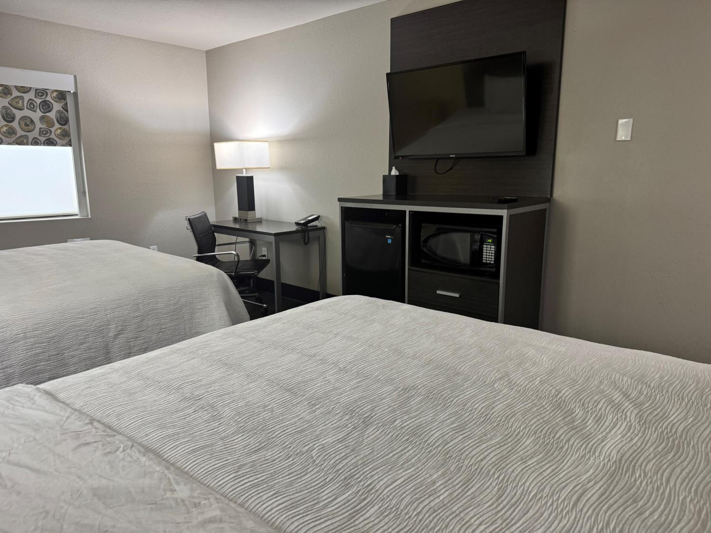 Queen Room with Two Queen Beds - Non-Smoking - Photo 10