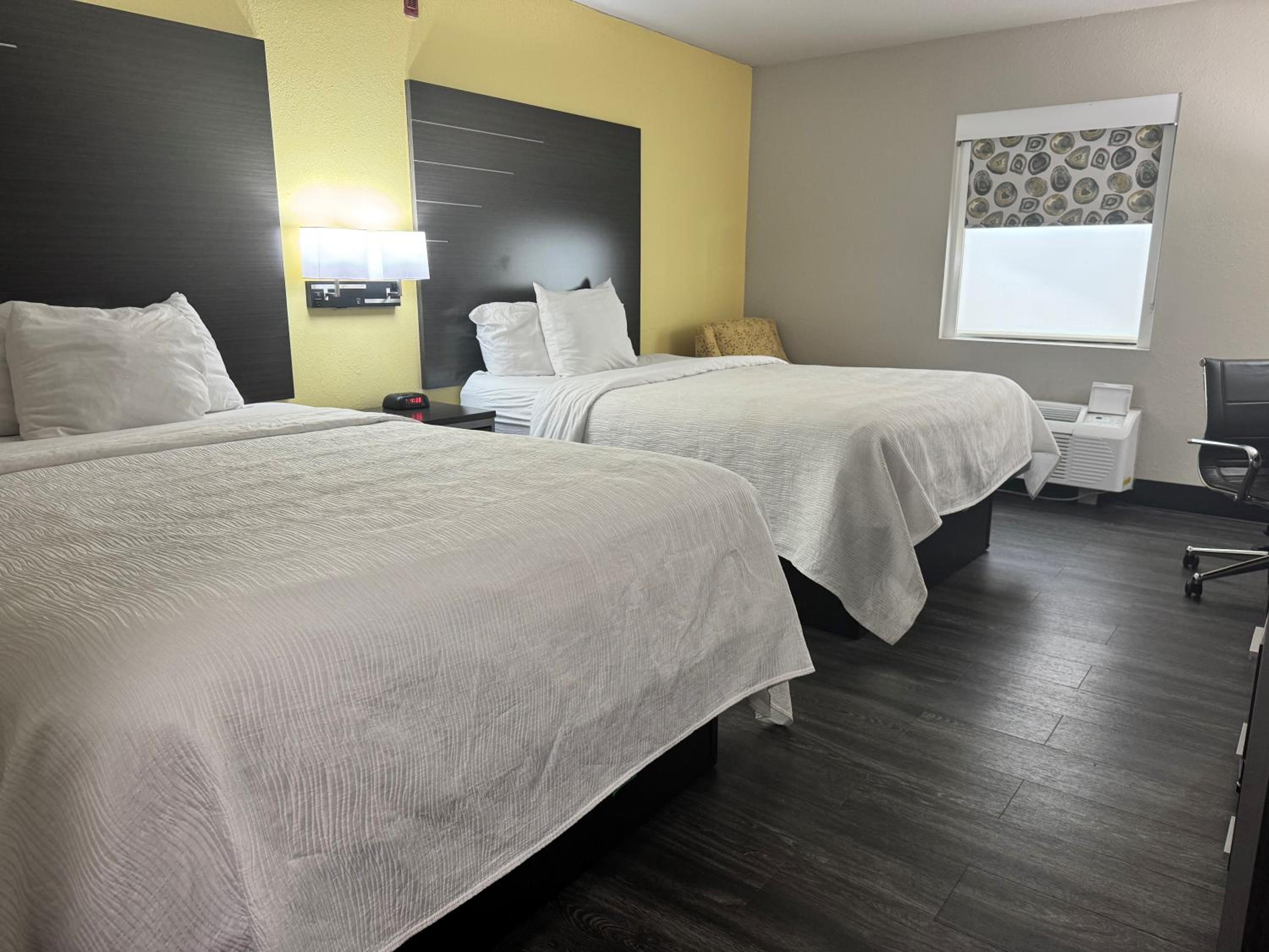 Queen Room with Two Queen Beds - Non-Smoking - Photo 9